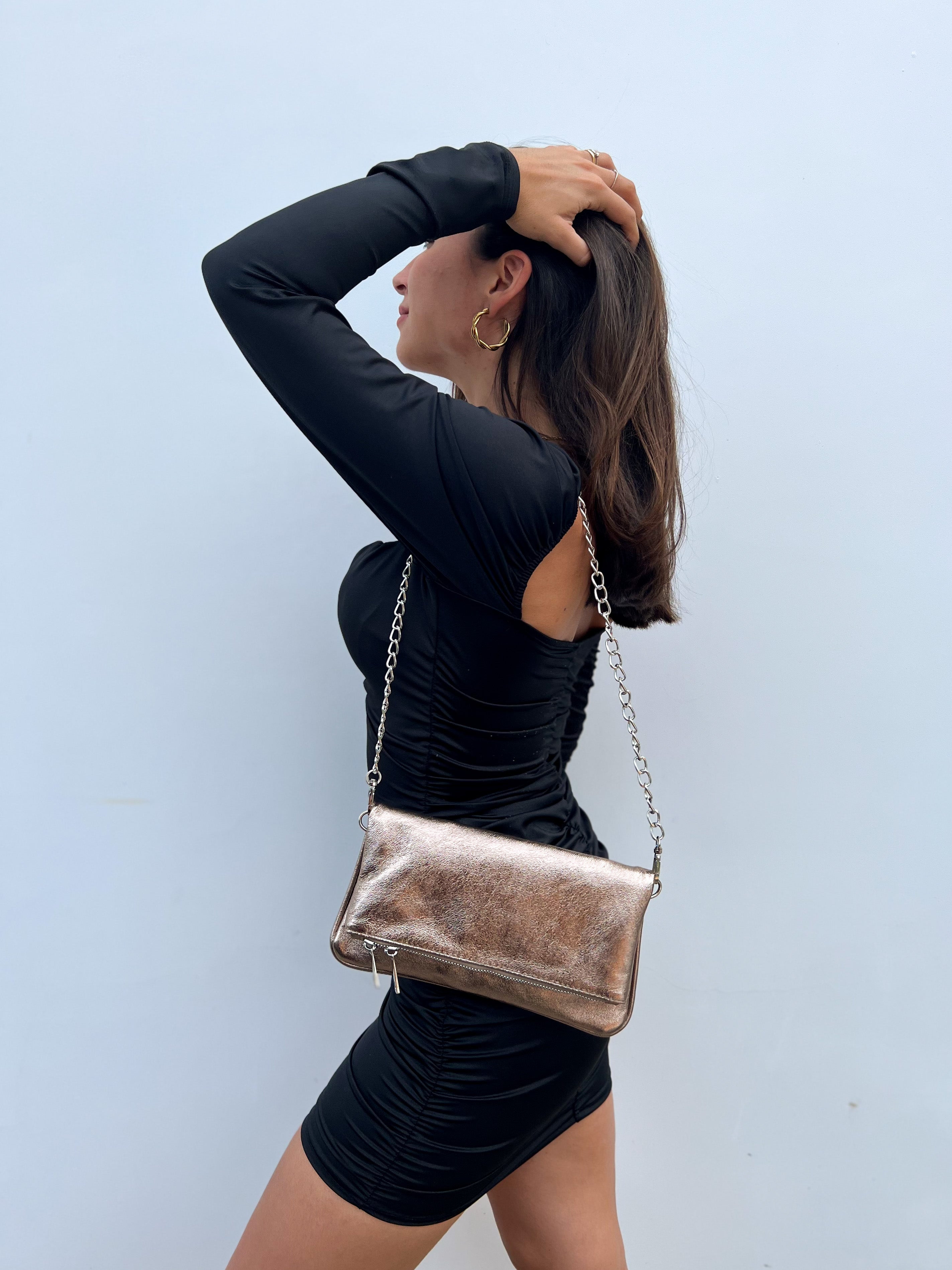 Bolso piel cadenas bronce