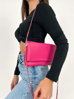 Bolso vegano cadenas fucsia