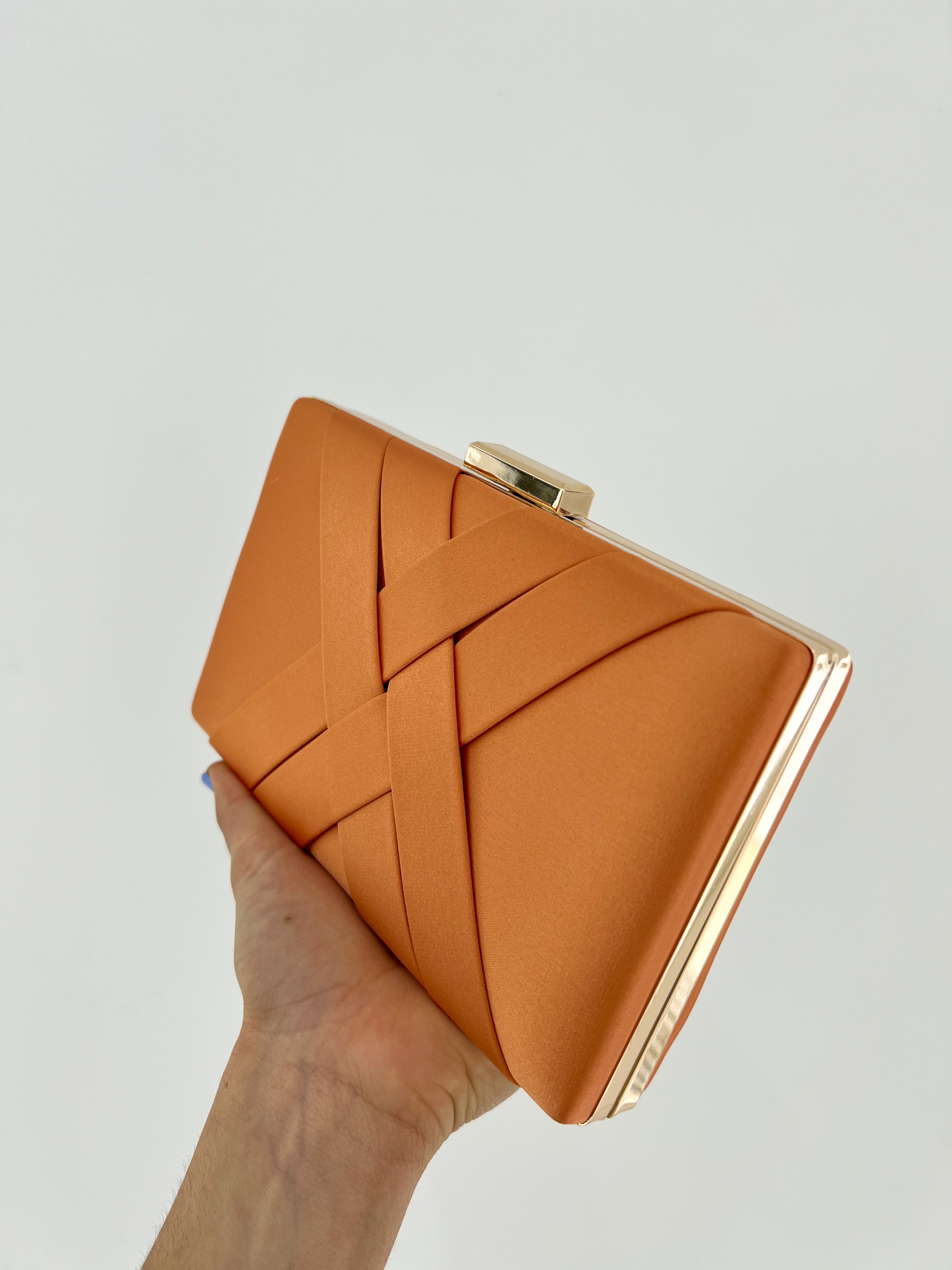 Clutch satinado naranja