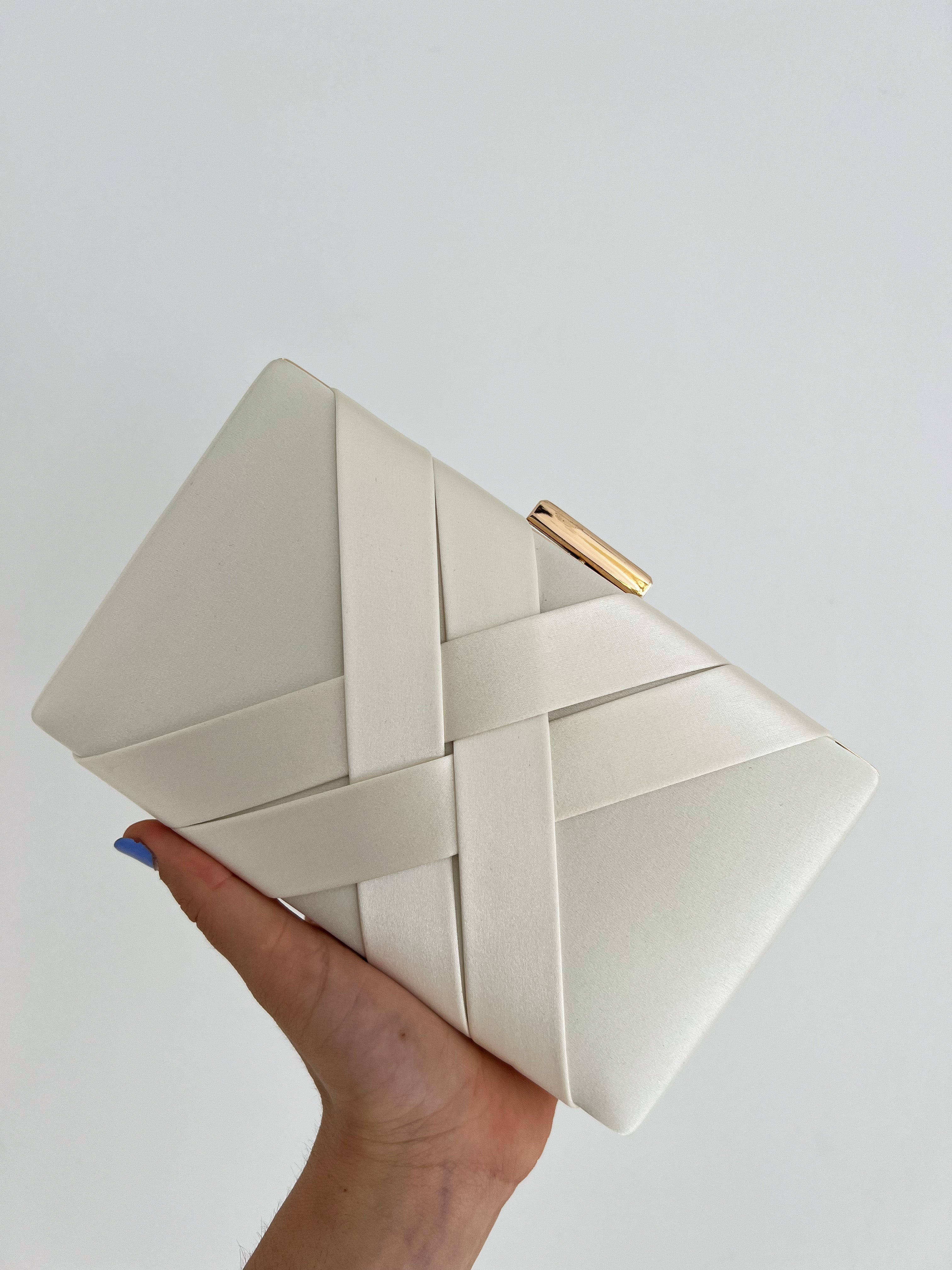 Clutch satinado crema