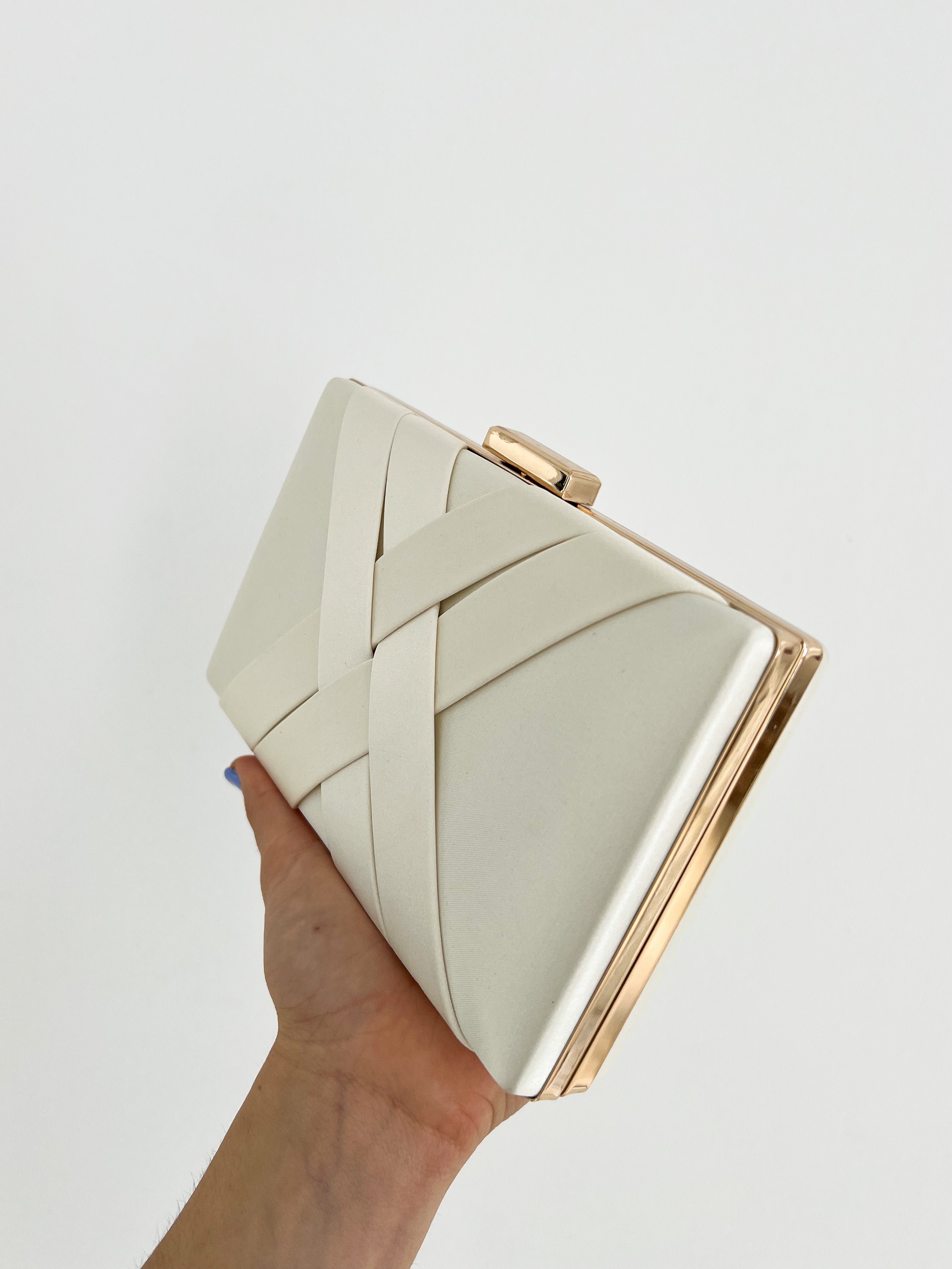 Clutch satinado crema