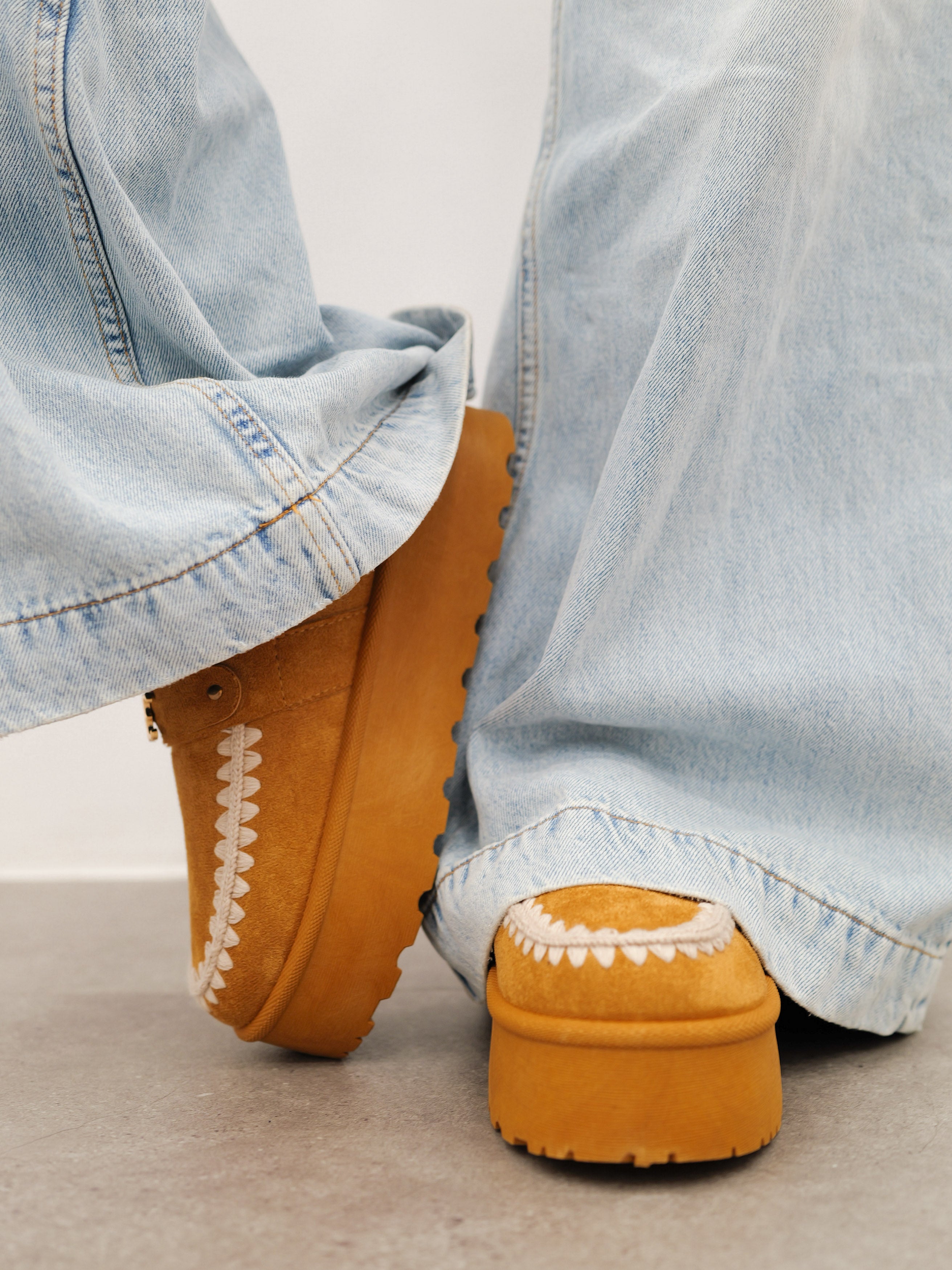 Camel embroidered platform clog