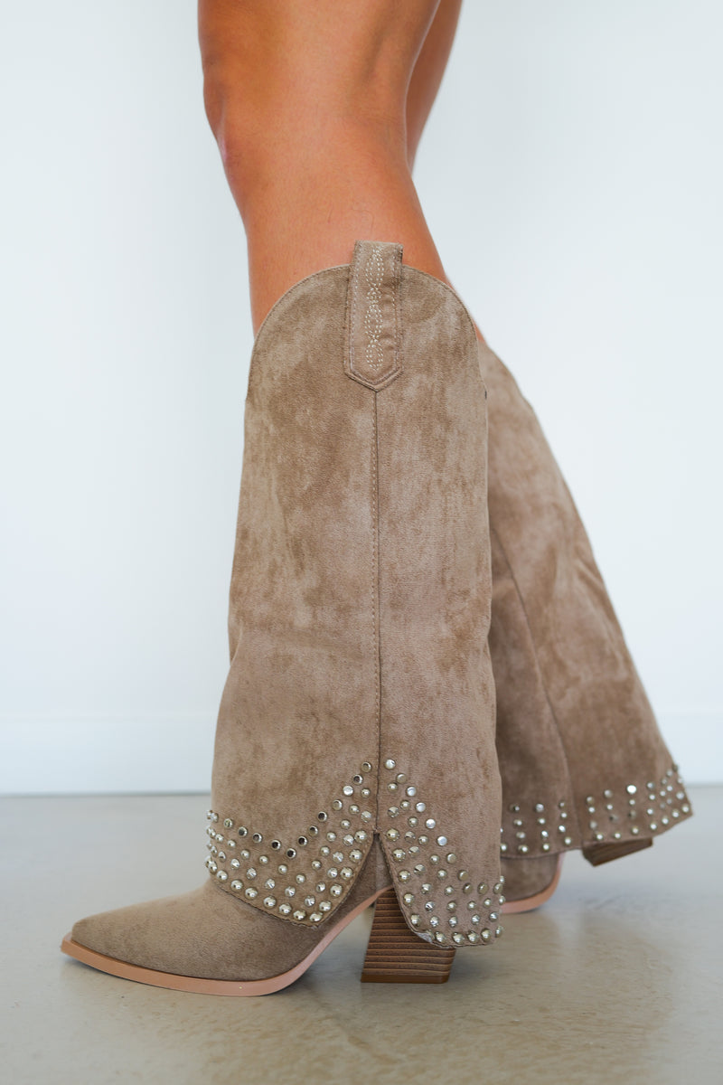 Beige suede flap studs boot