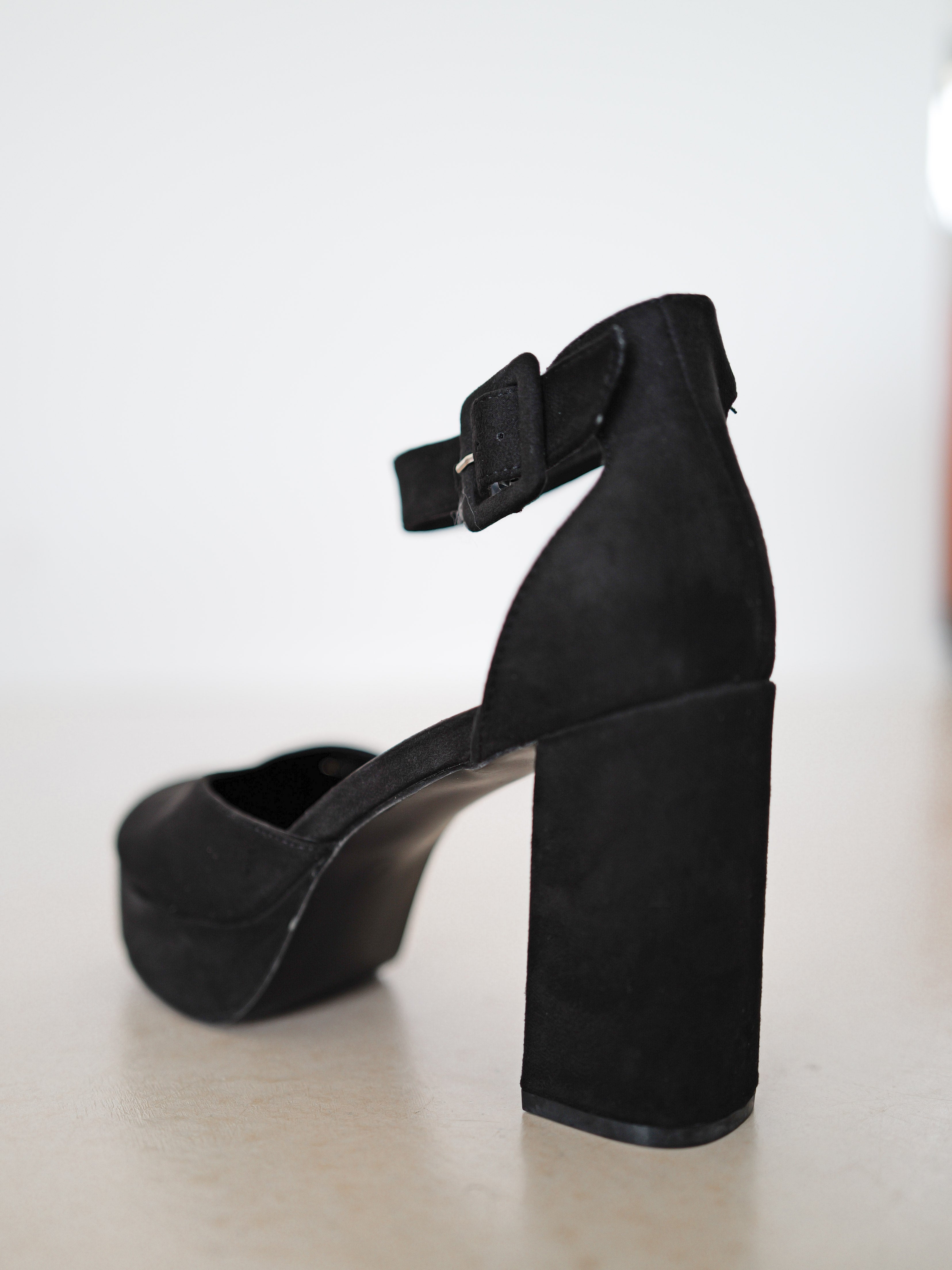 Black suede closed shoes