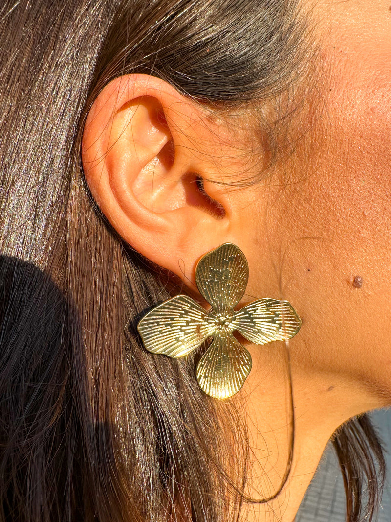 Gold petals earrings