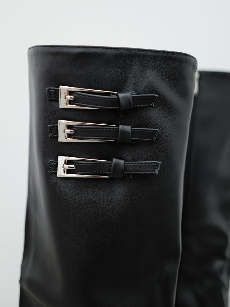 Smooth heeled boot with black buckles