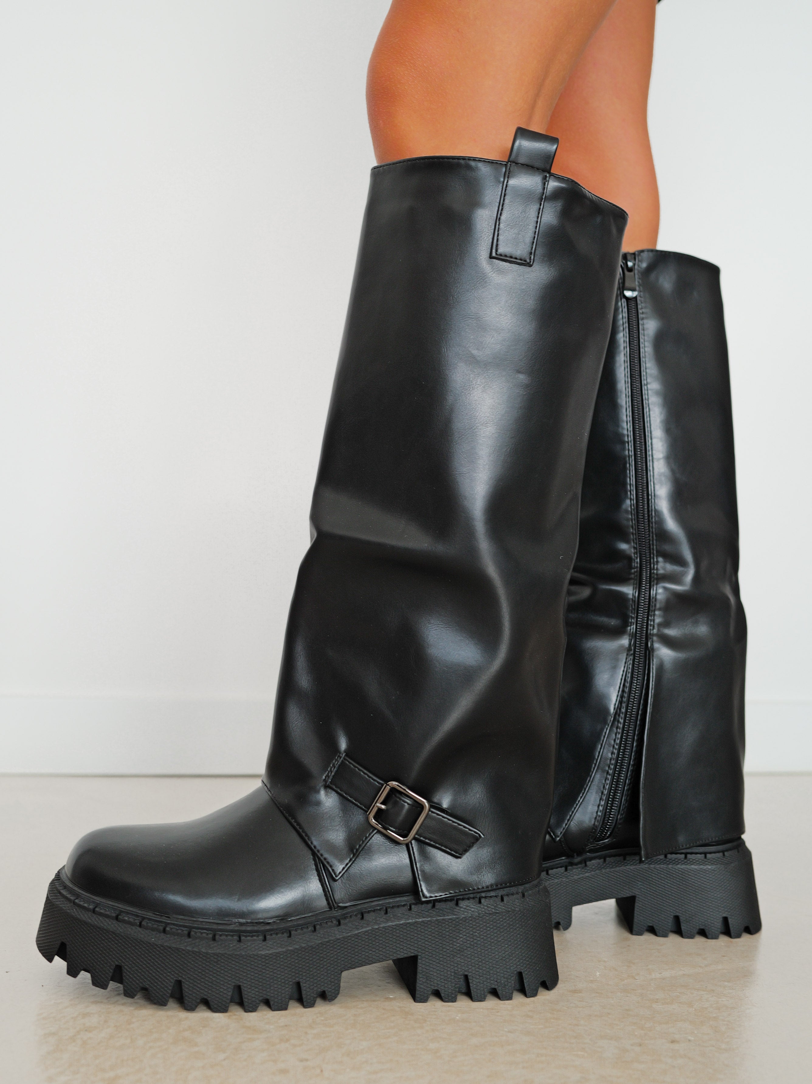 Buckle flap track boot