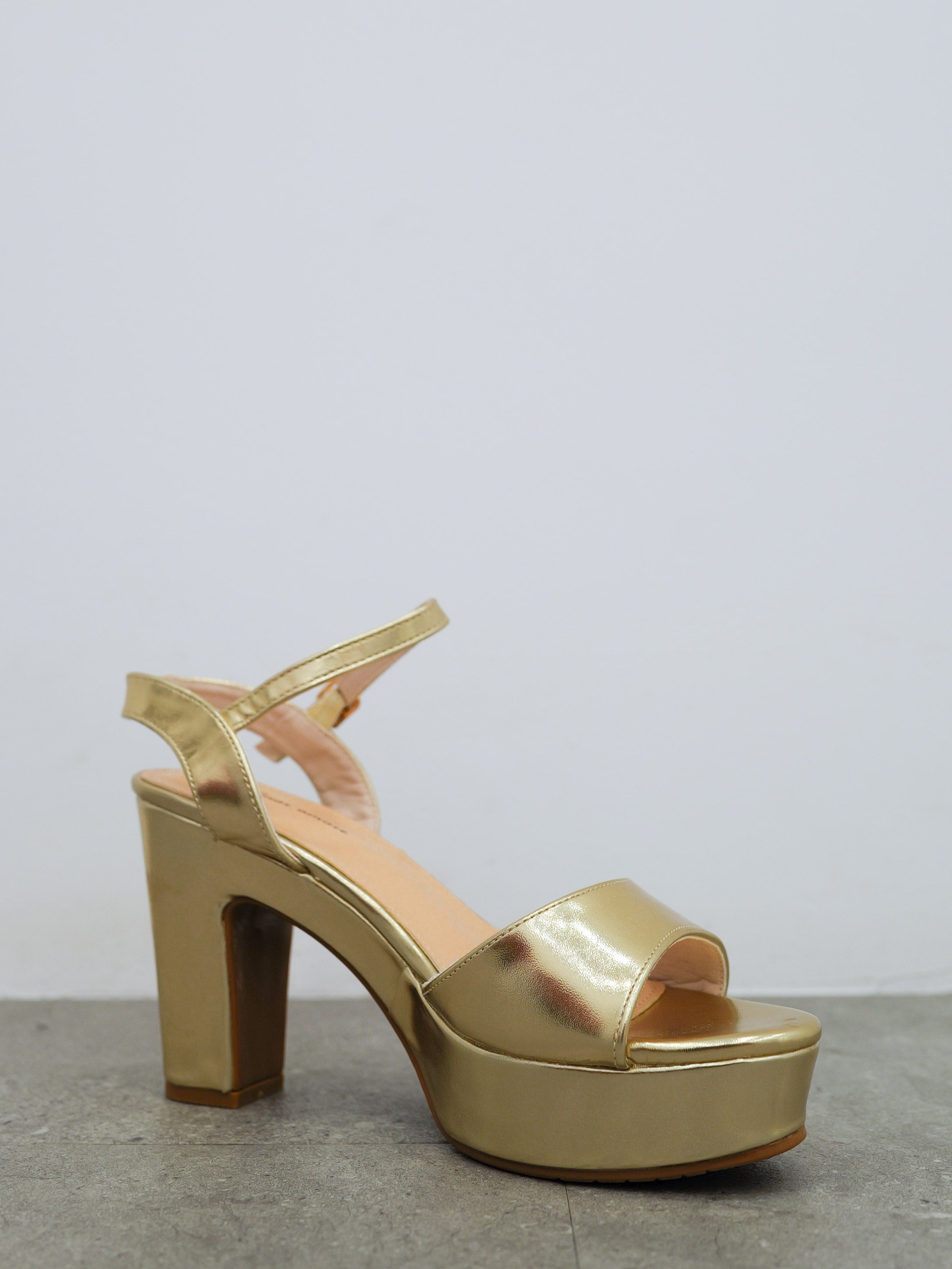 Low golden platform sandal