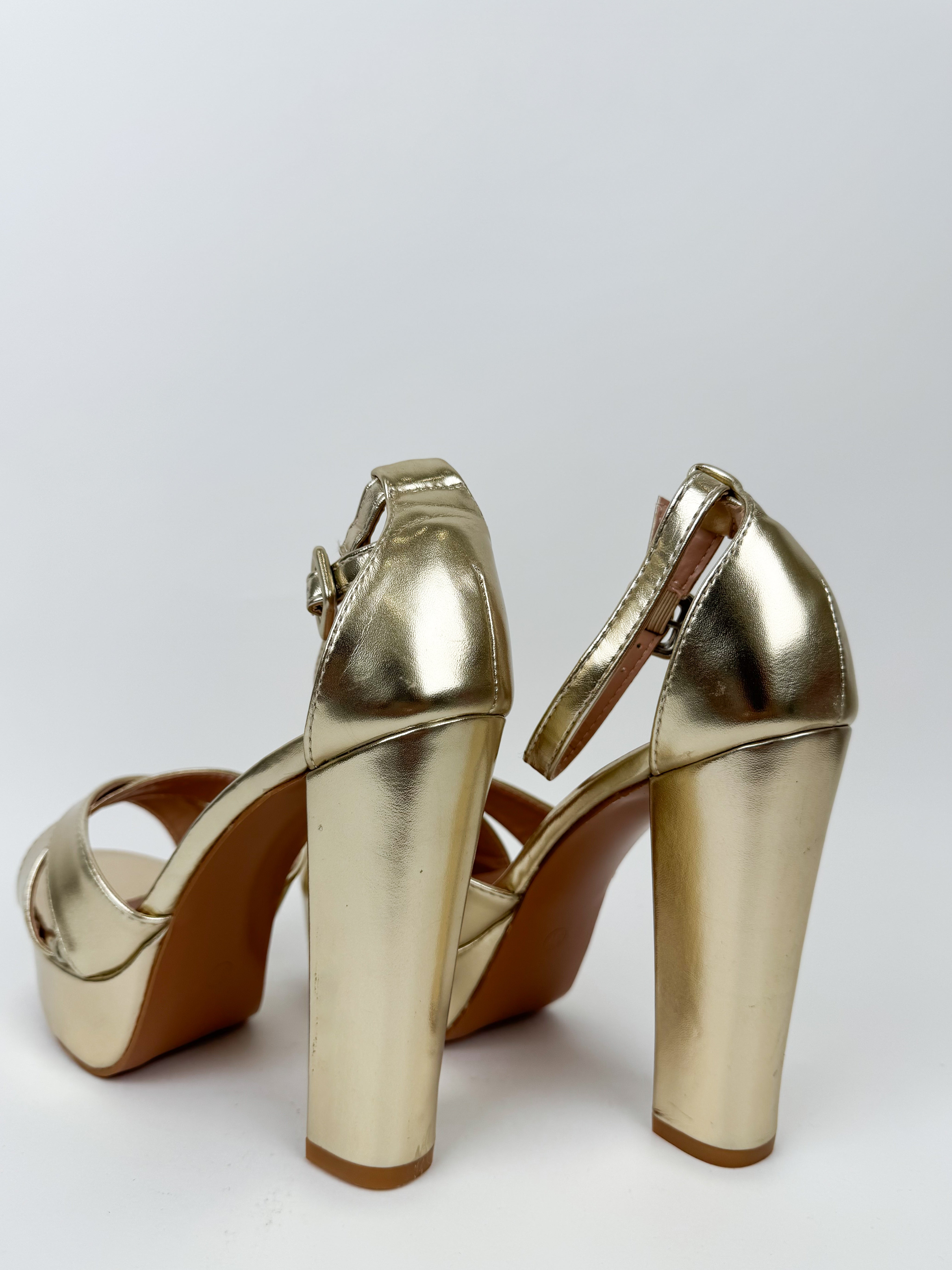 Golden crossed platform sandal