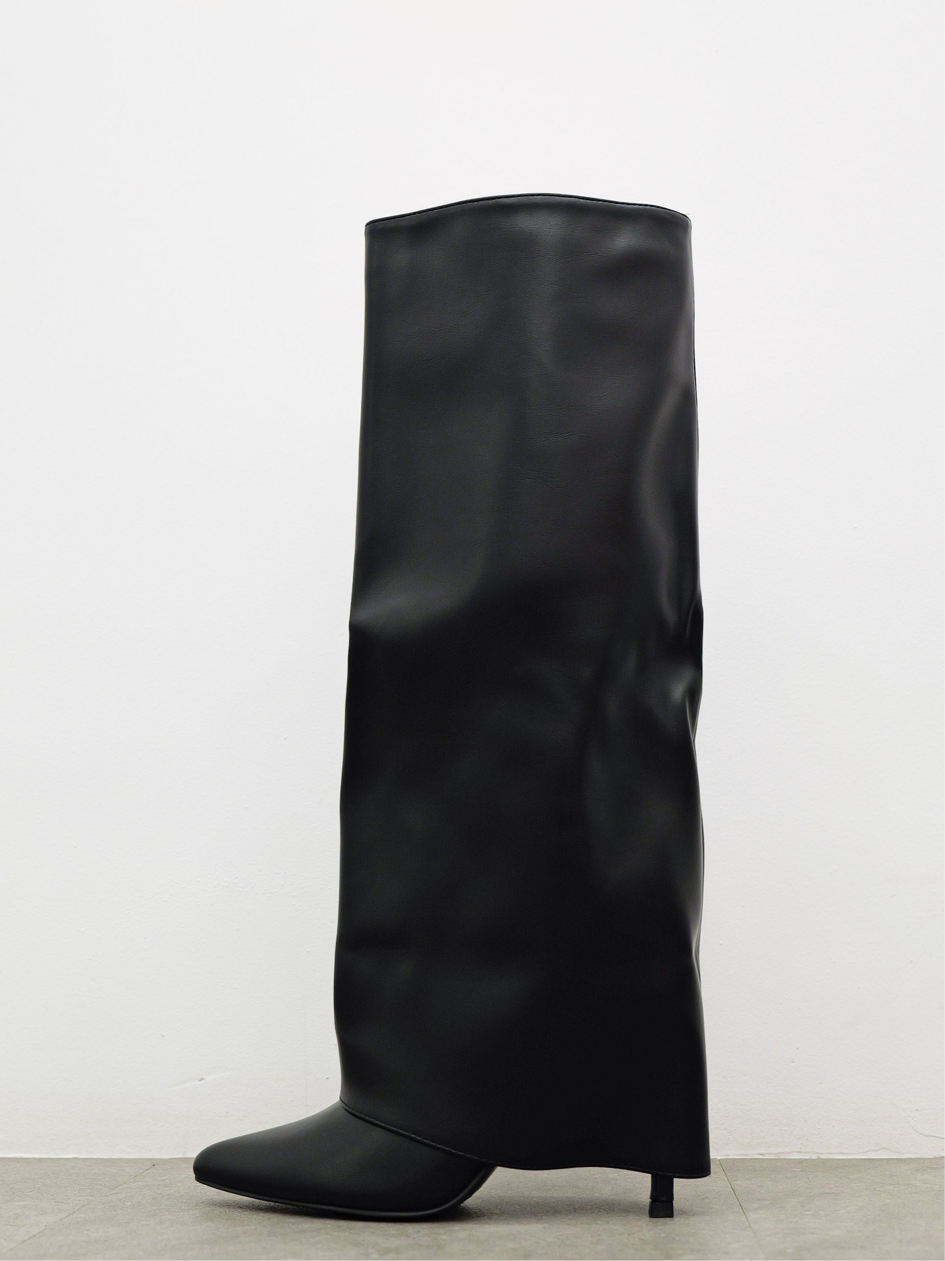 Heeled boot with black smooth toe