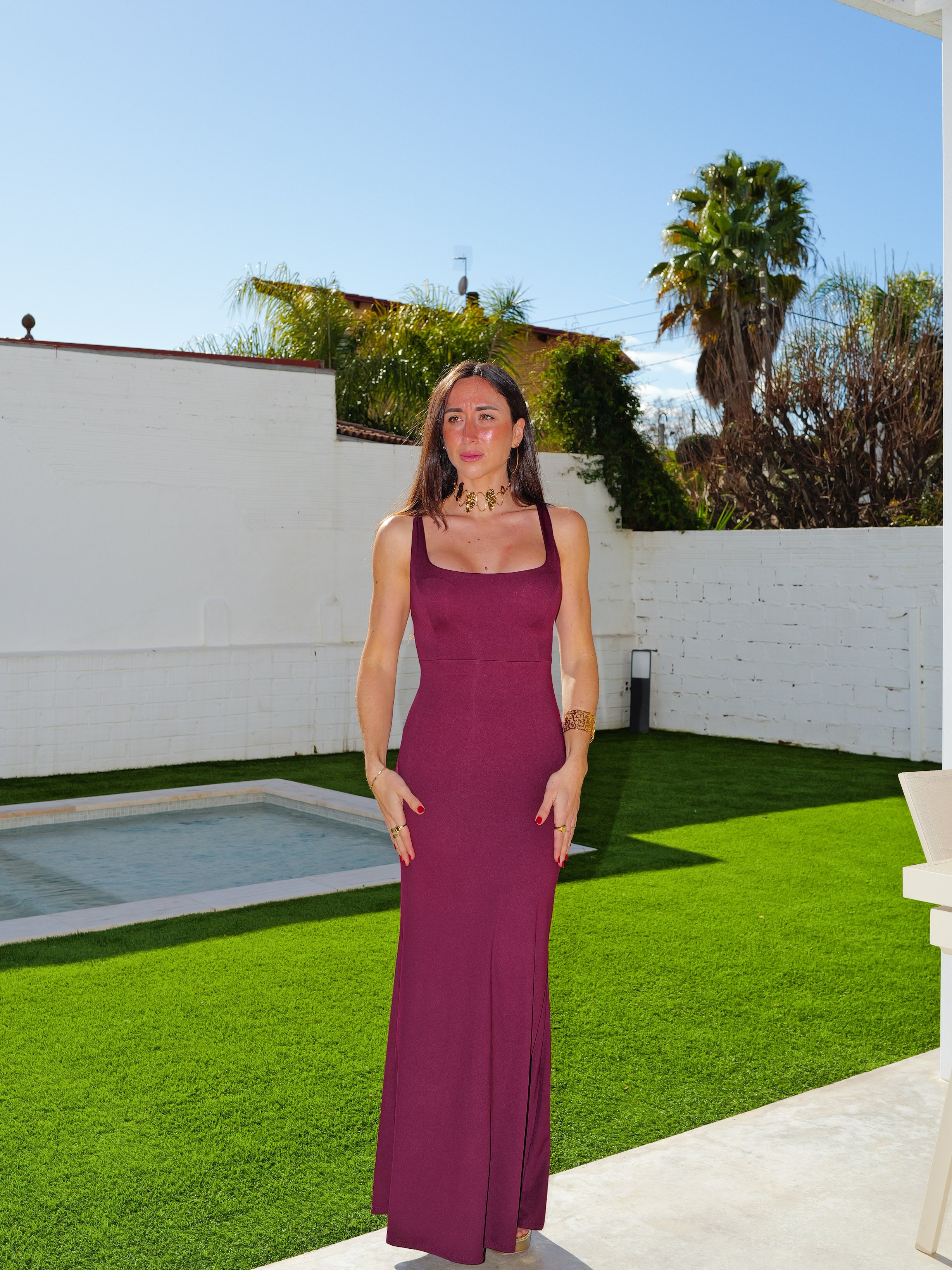 Long dress with square neckline and burgundy interlacing