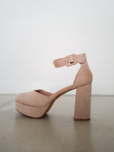 Beige suede closed shoes