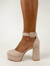 Beige suede closed shoes