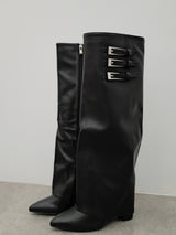 Smooth heeled boot with black buckles