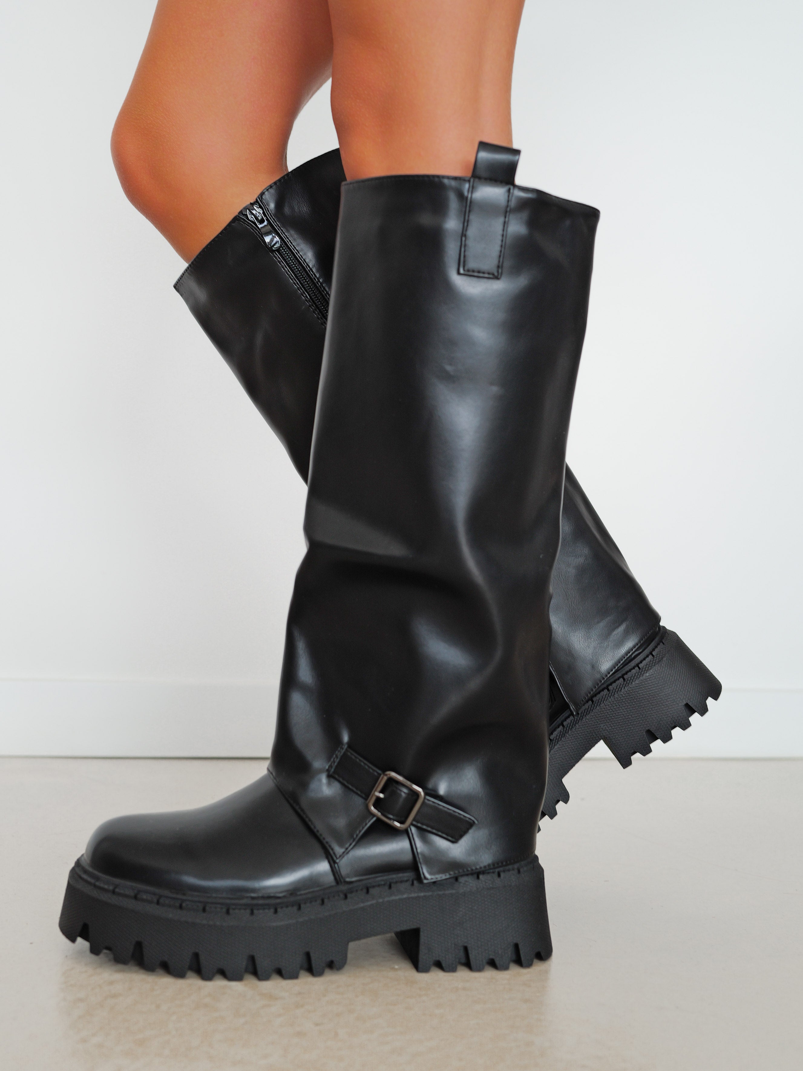 Buckle flap track boot