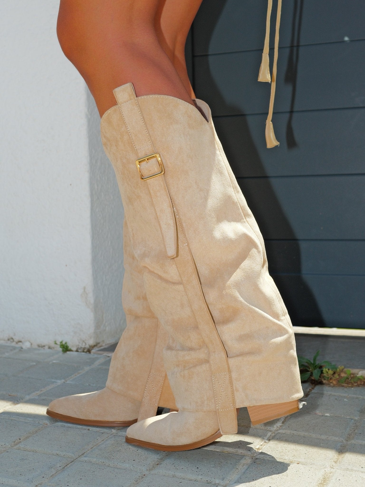 Beige boot with flap and buckle detail - SORELLAS