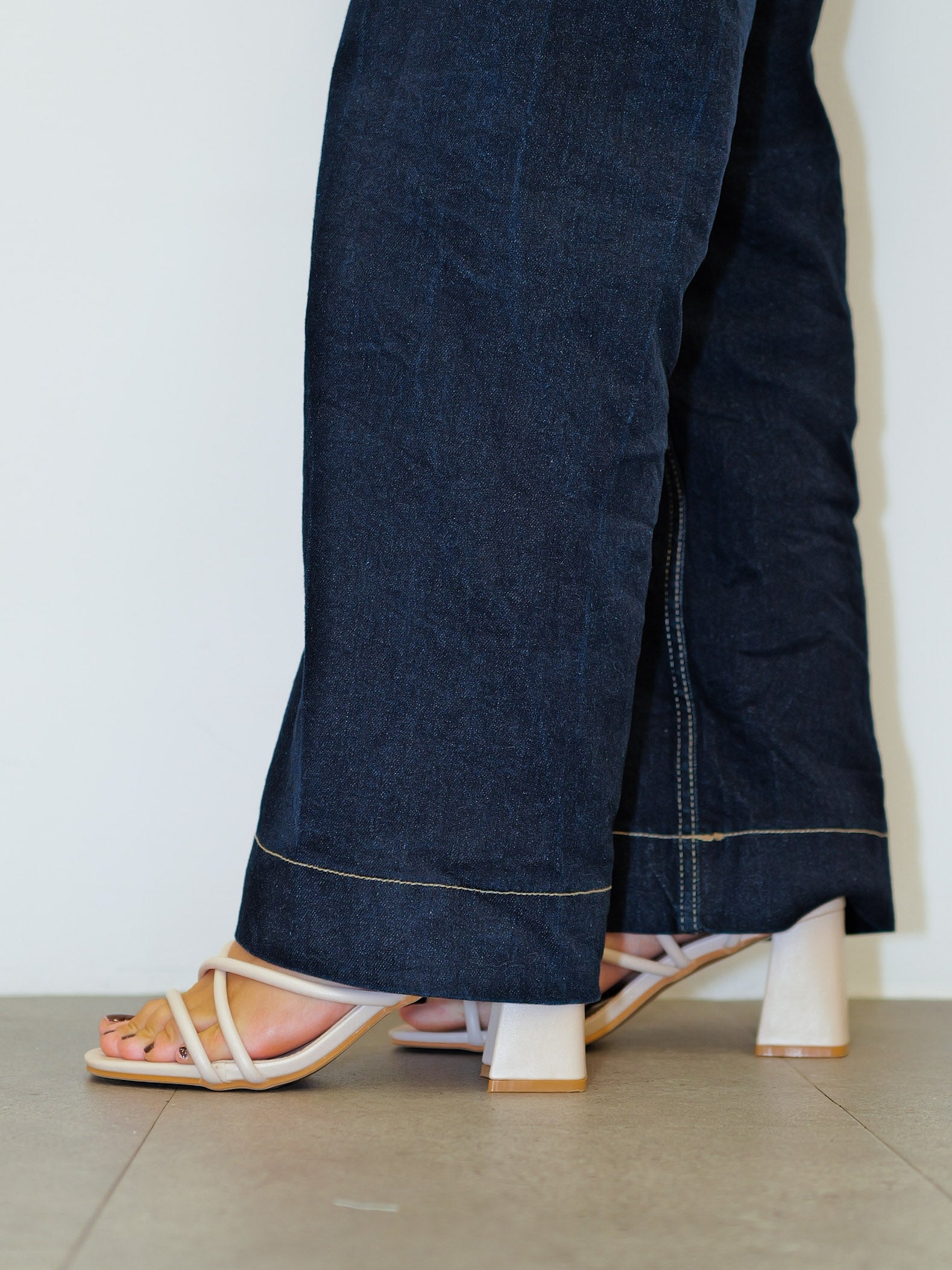 Low beige interlaced sandal