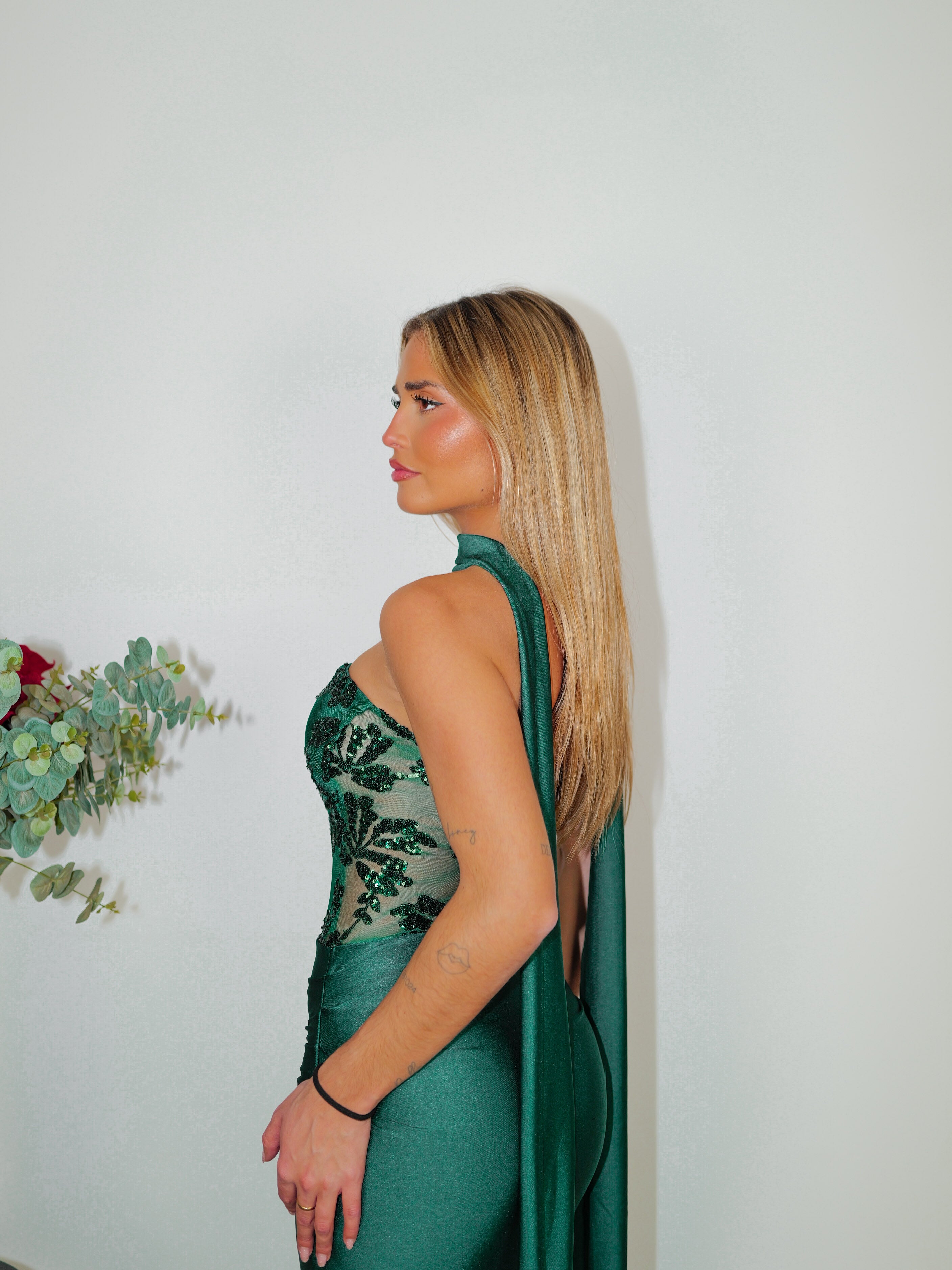 Long dress with bottle word choker details