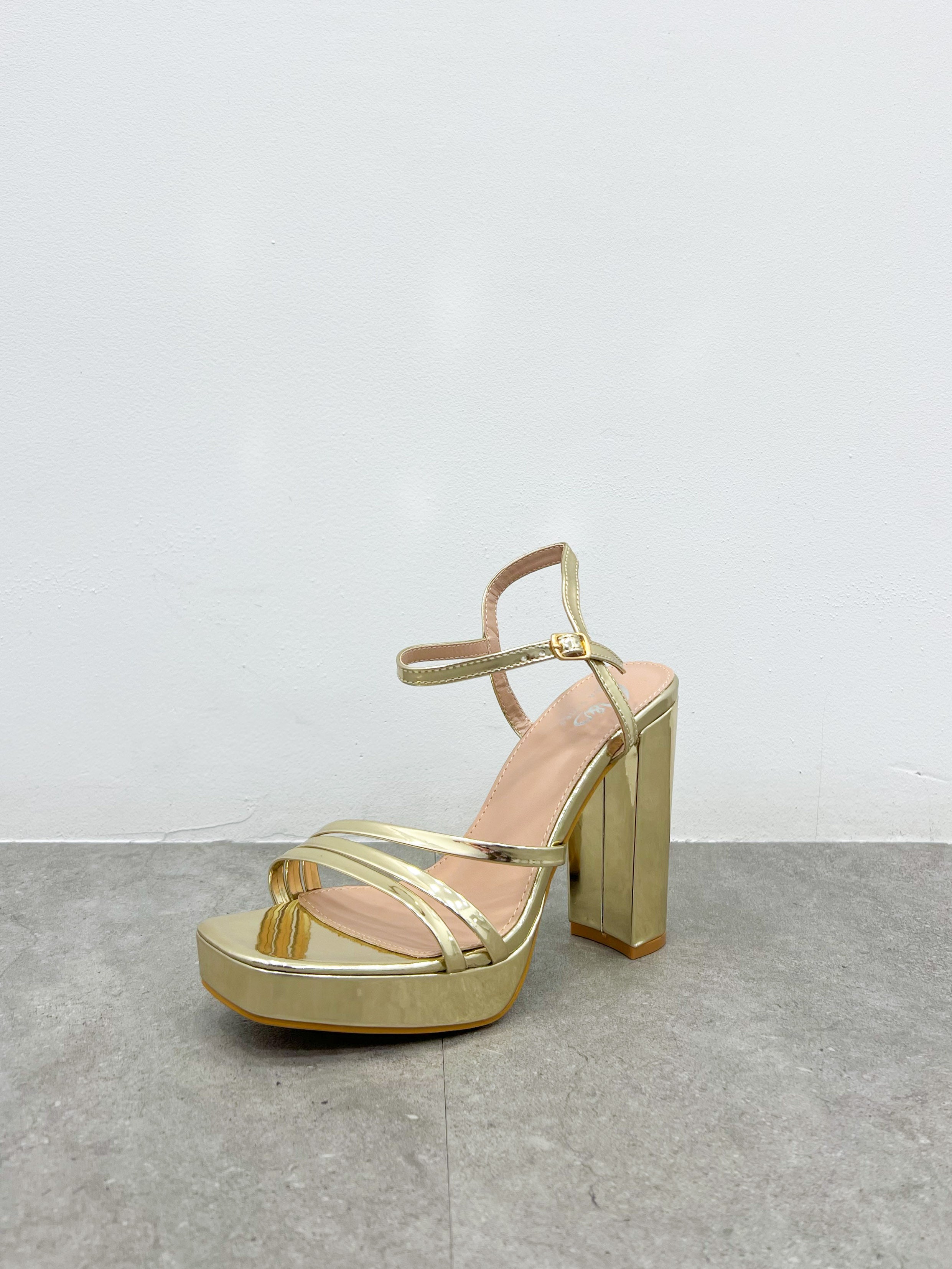 Sandal heel golden thin bands