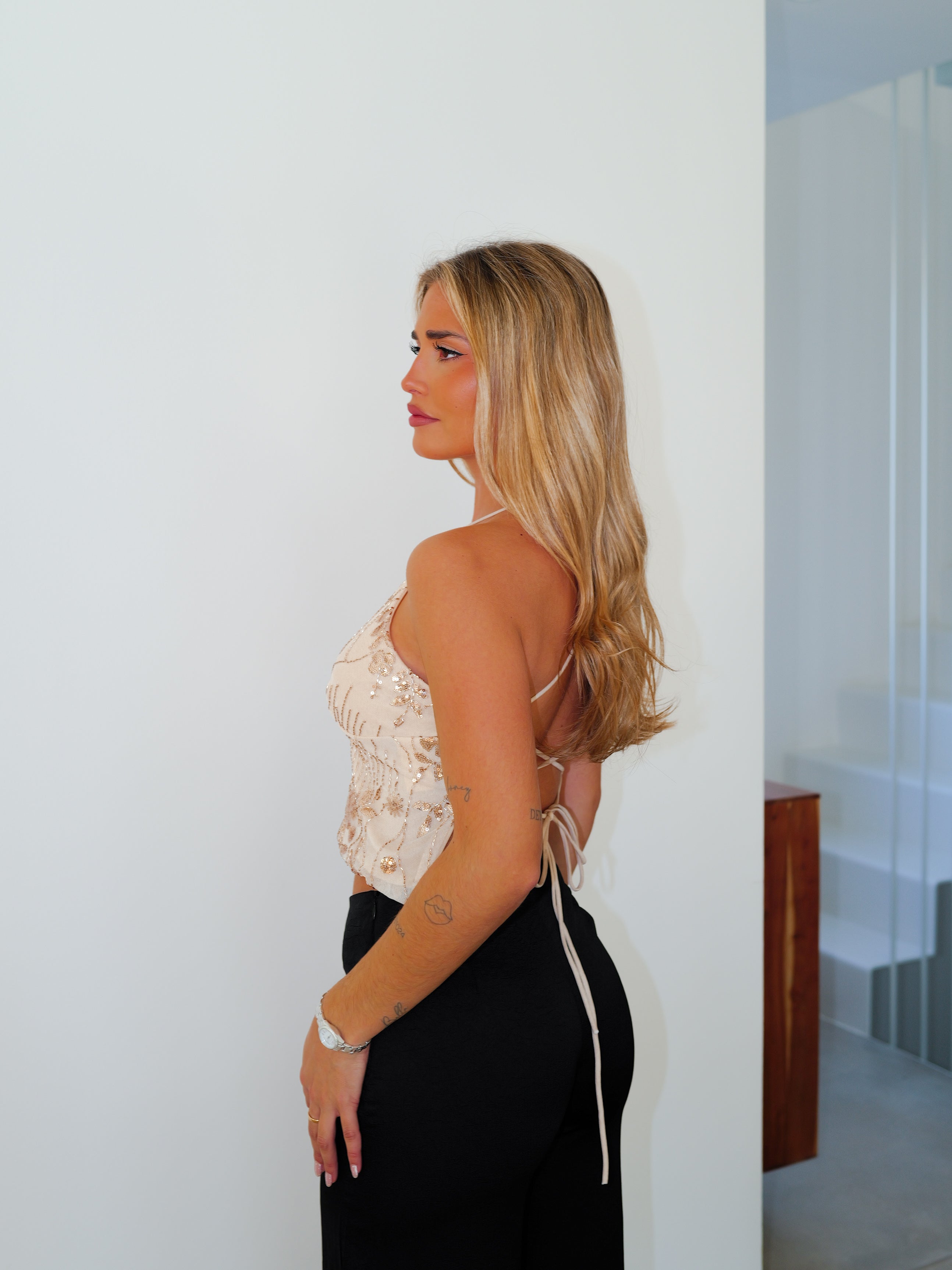 Top en tulle beige avec détails entrelacés