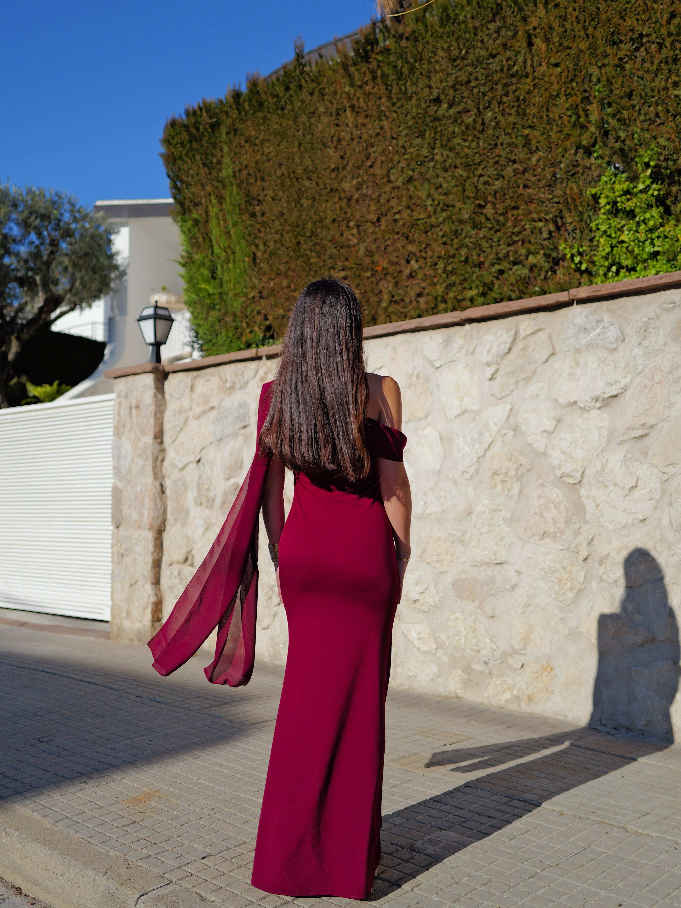 Robe longue asymétrique en mousseline de soie bordeaux