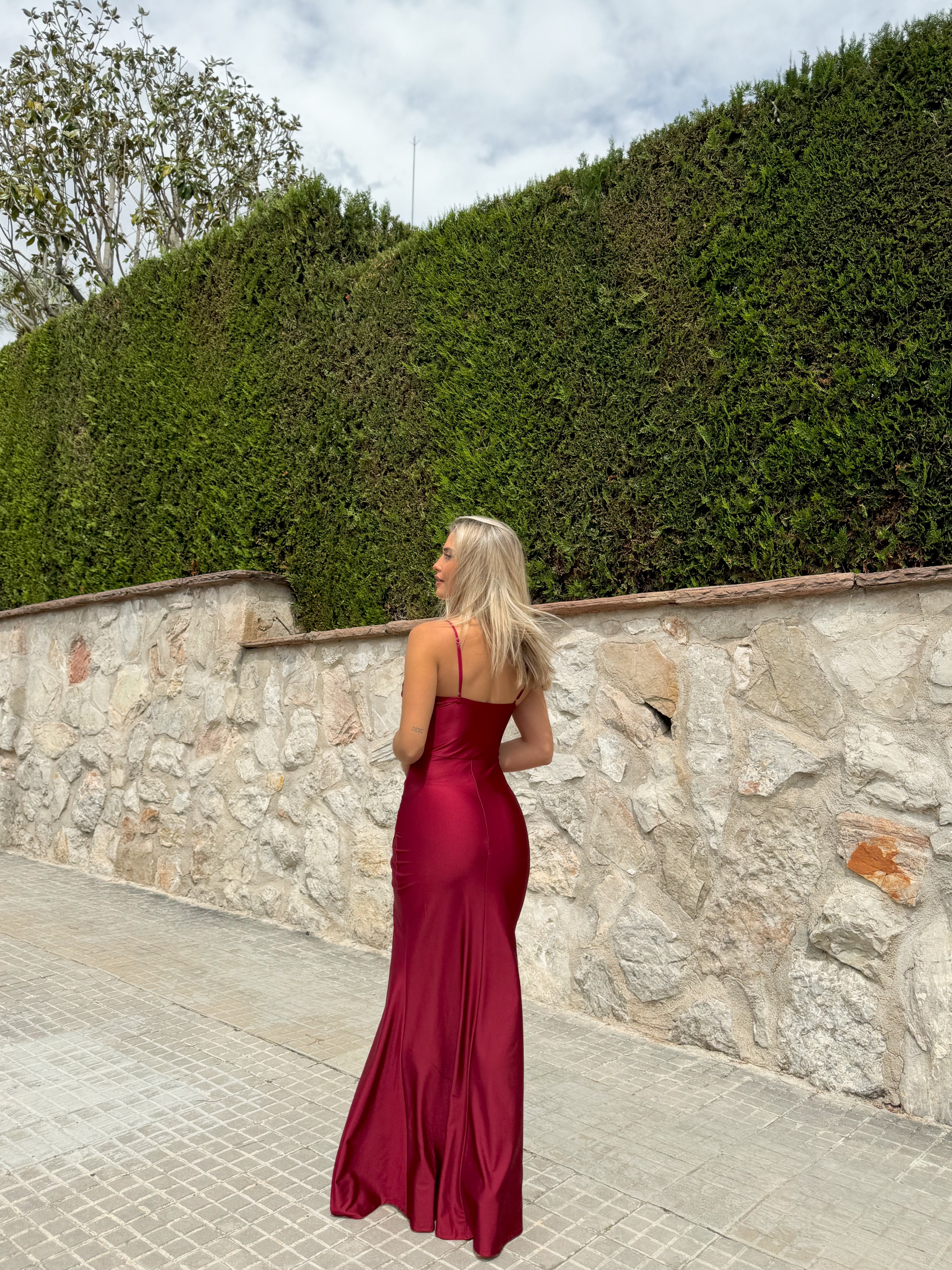 Robe longue en satin corsetée bordeaux