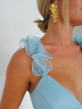 Robe fendue en tulle bleu clair