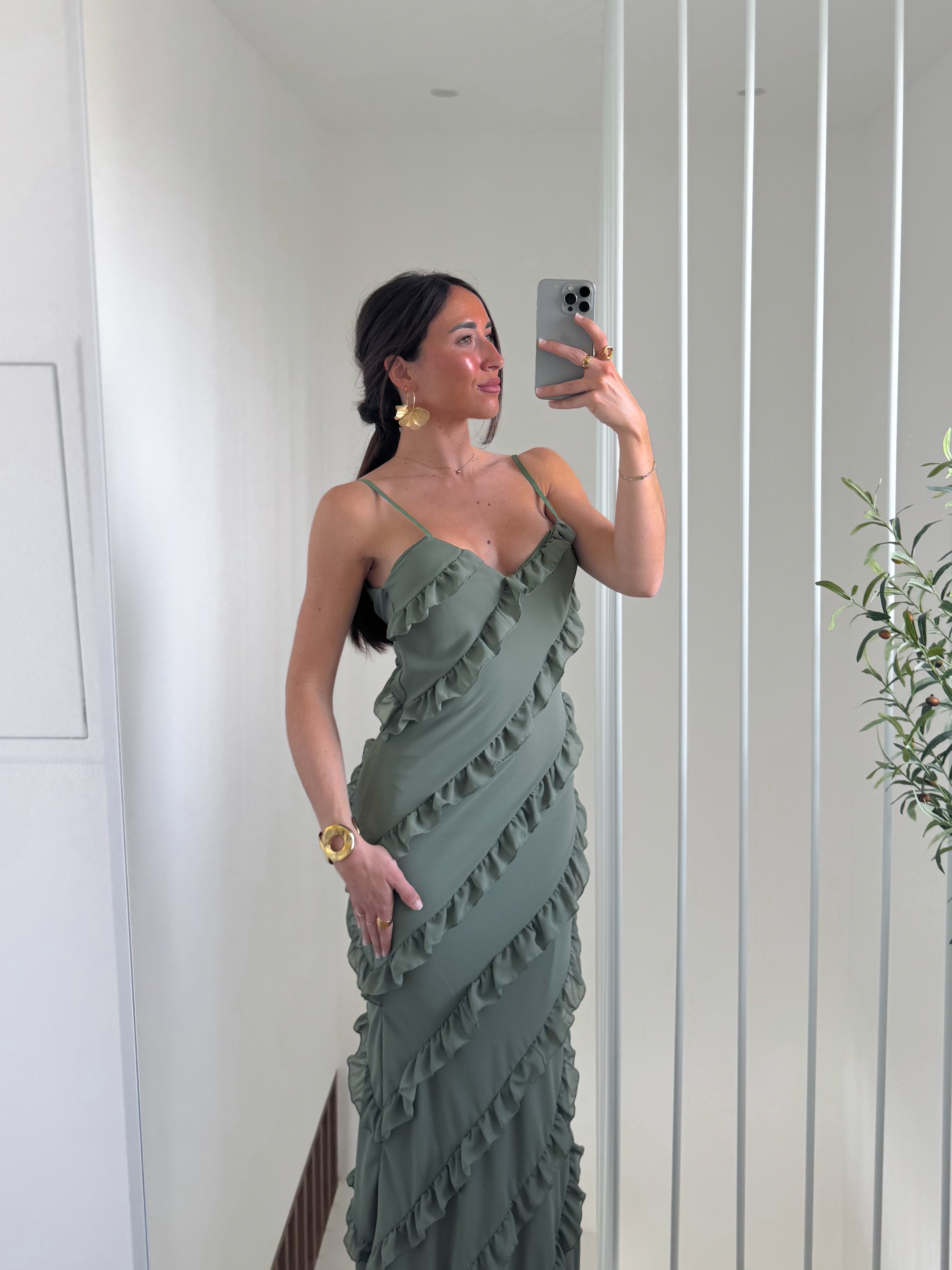 Robe en crêpe kaki à volants