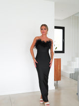 Robe moulante en plumes noires