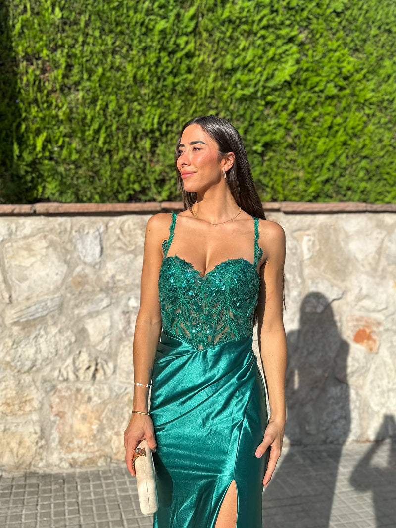 Robe en satin bouteille strassée