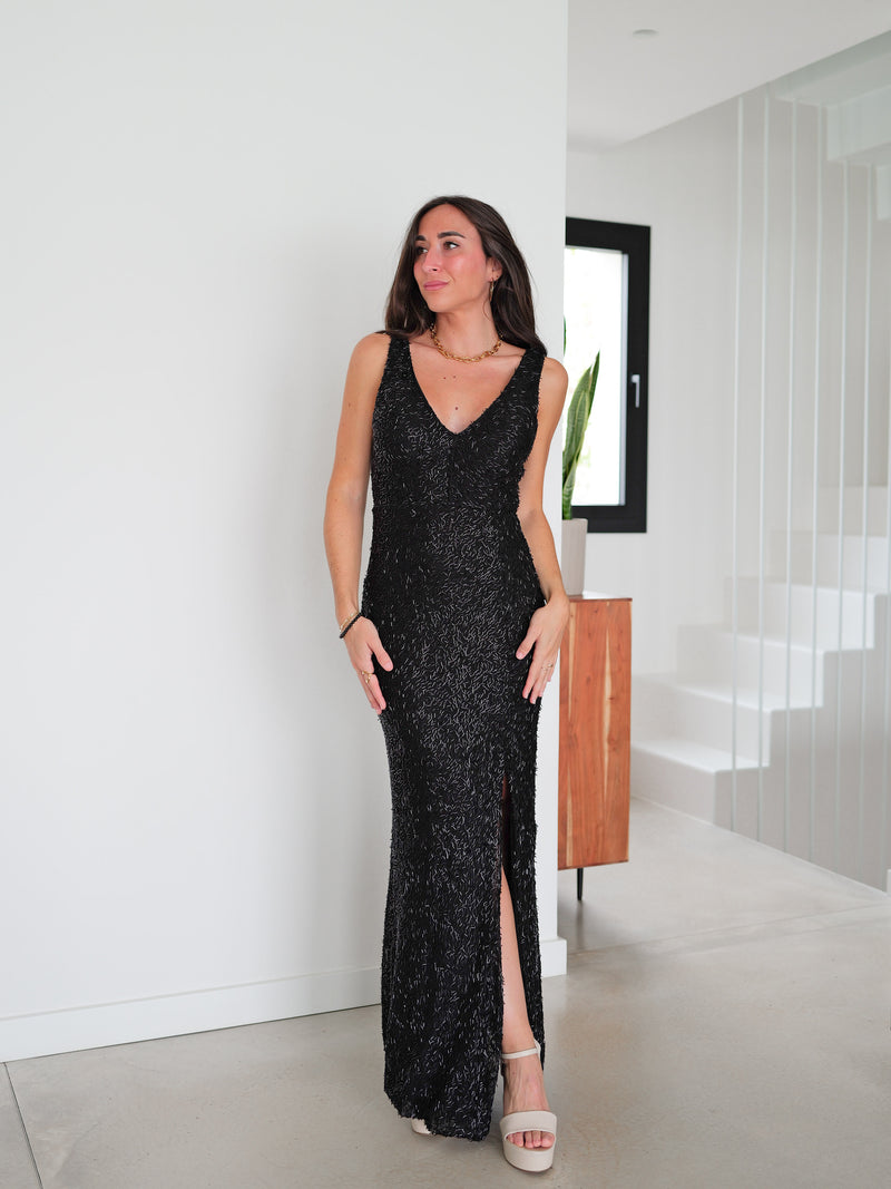 Longue robe noire texturée et brillante