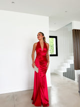 Robe en satin rouge à col en V