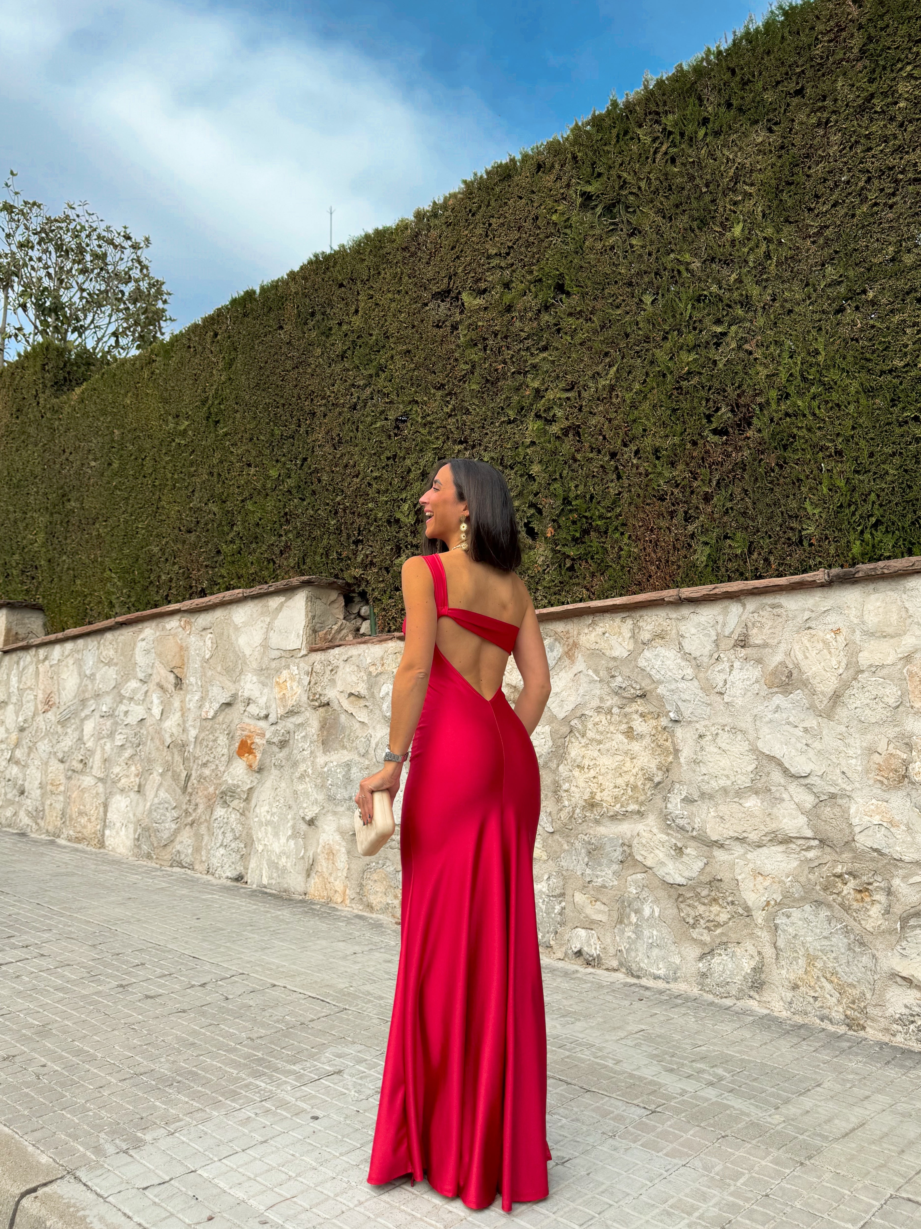 Robe asymétrique rouge à nœuds au dos