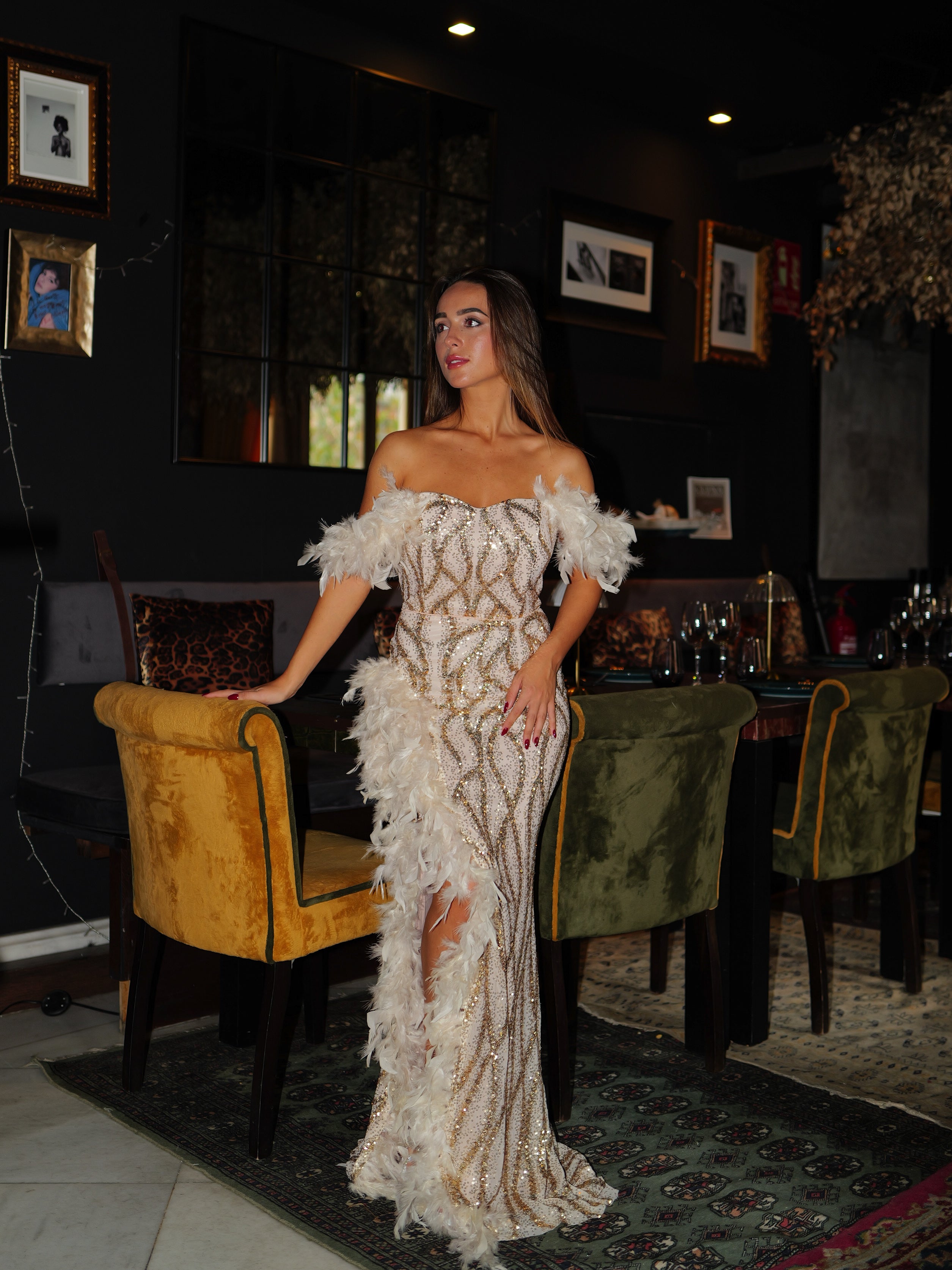 Robe corset pailletée beige plumes