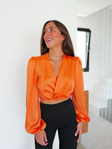 Blouse croisée en satin orange