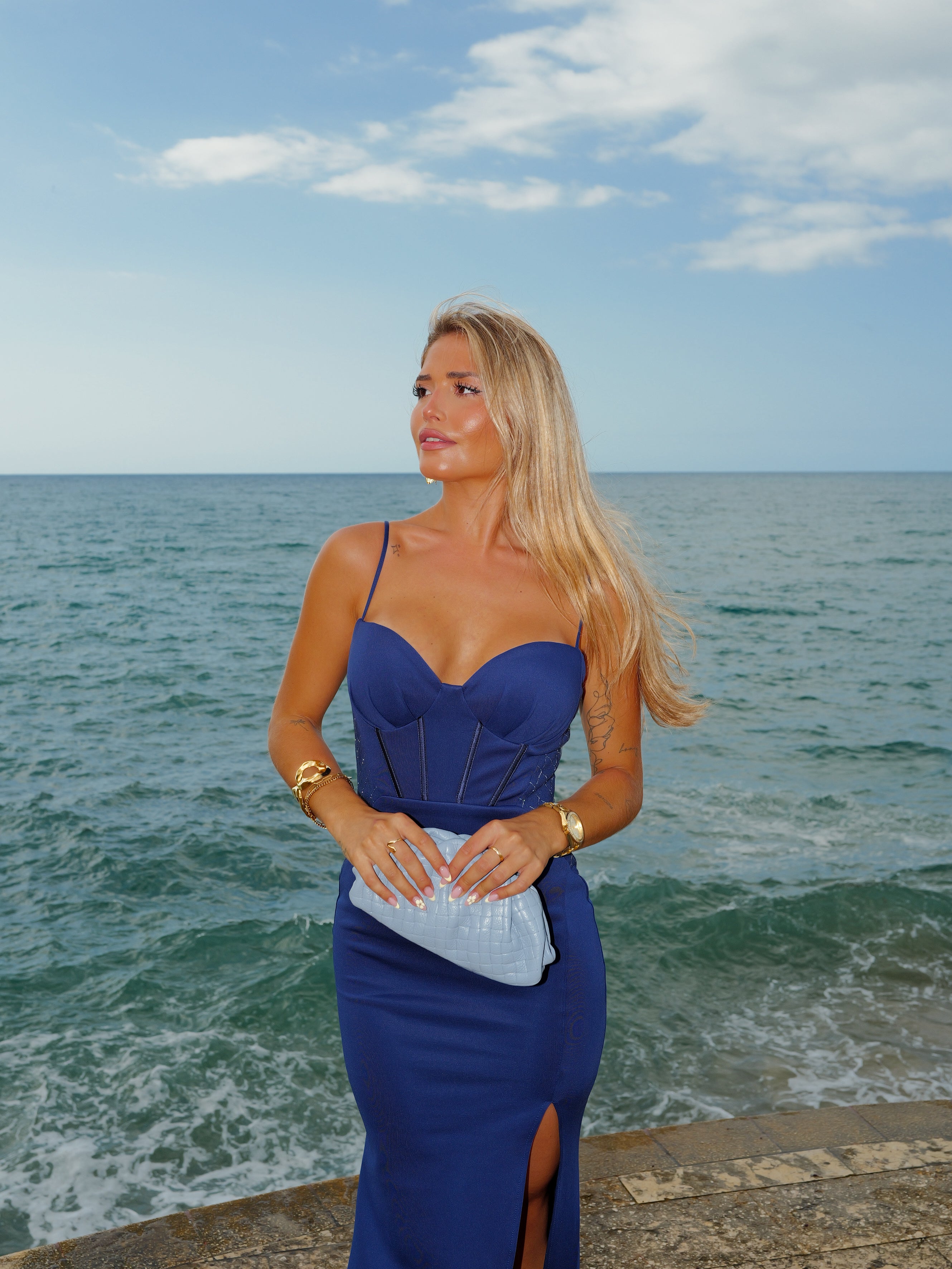 Robe coupée sans bretelles avec détails en bleu marine