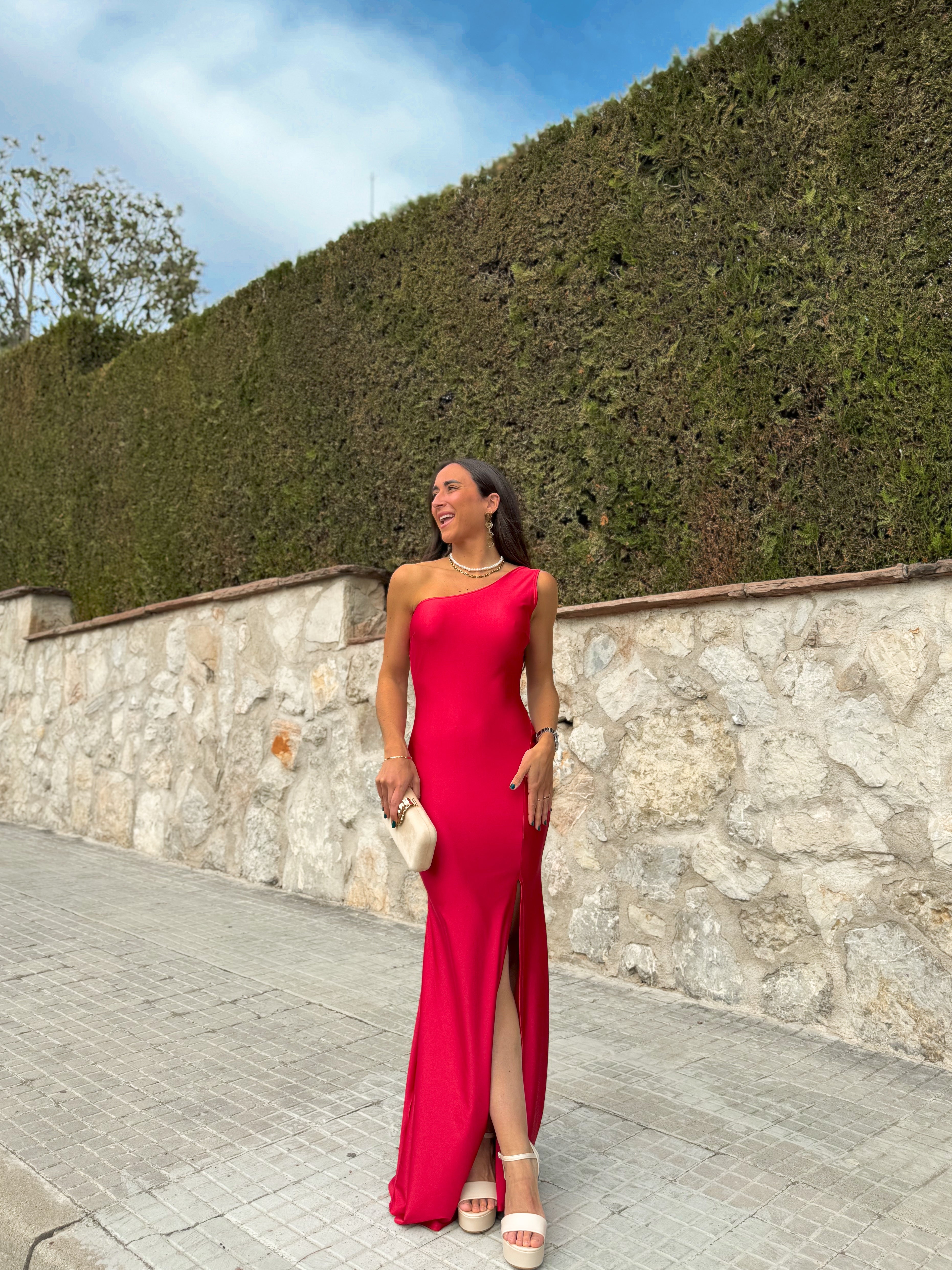 Robe asymétrique rouge à nœuds au dos