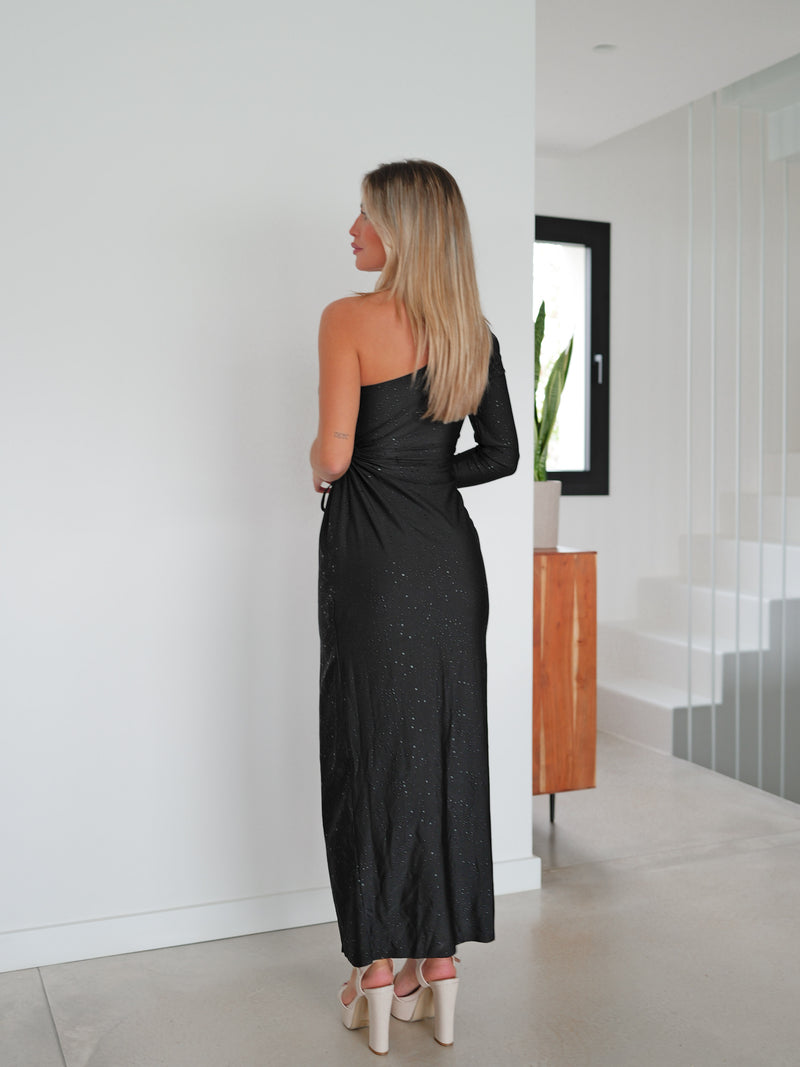 Robe asymétrique avec fente plissée noire et brillante