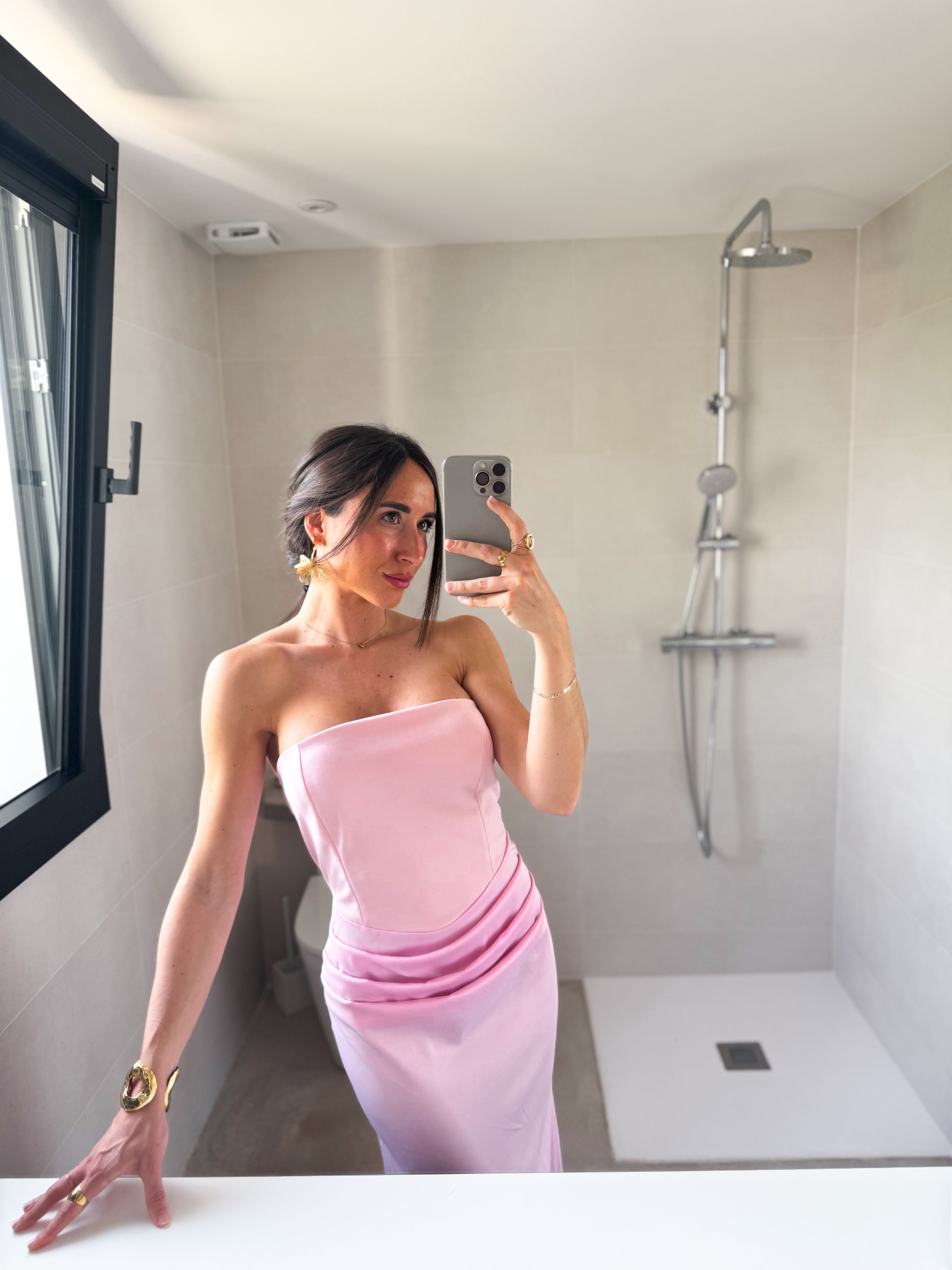 Robe moulante en satin rose