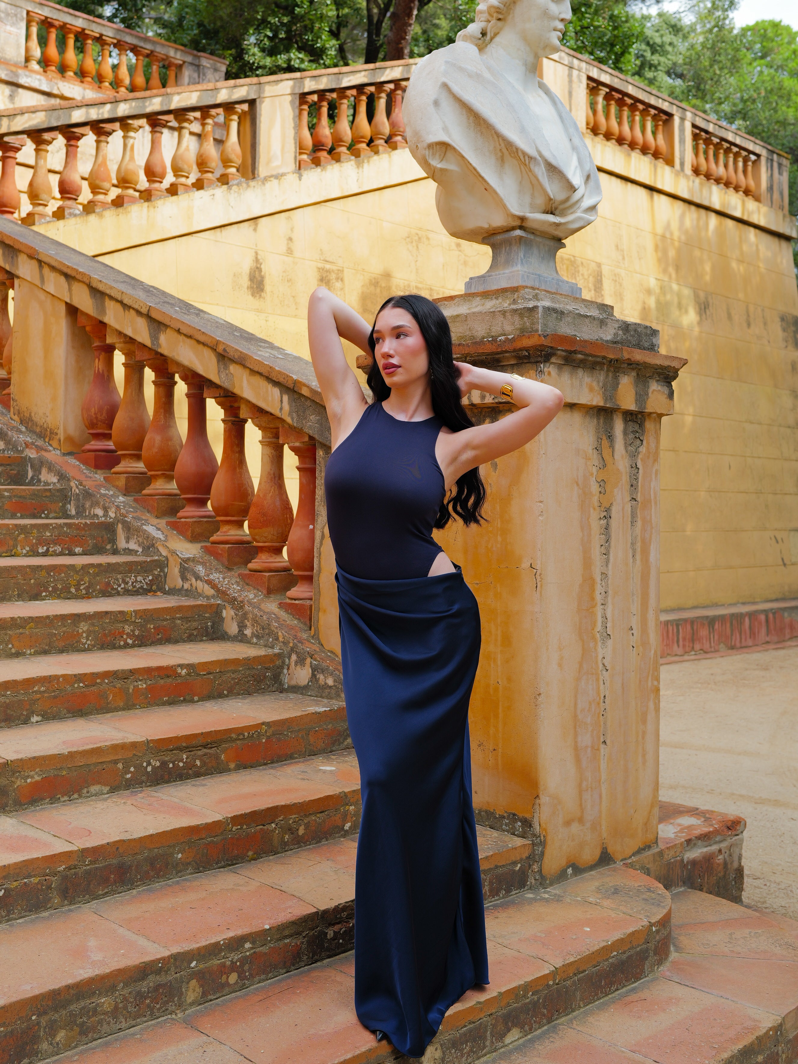 Robe cintrée jupe en satin marine