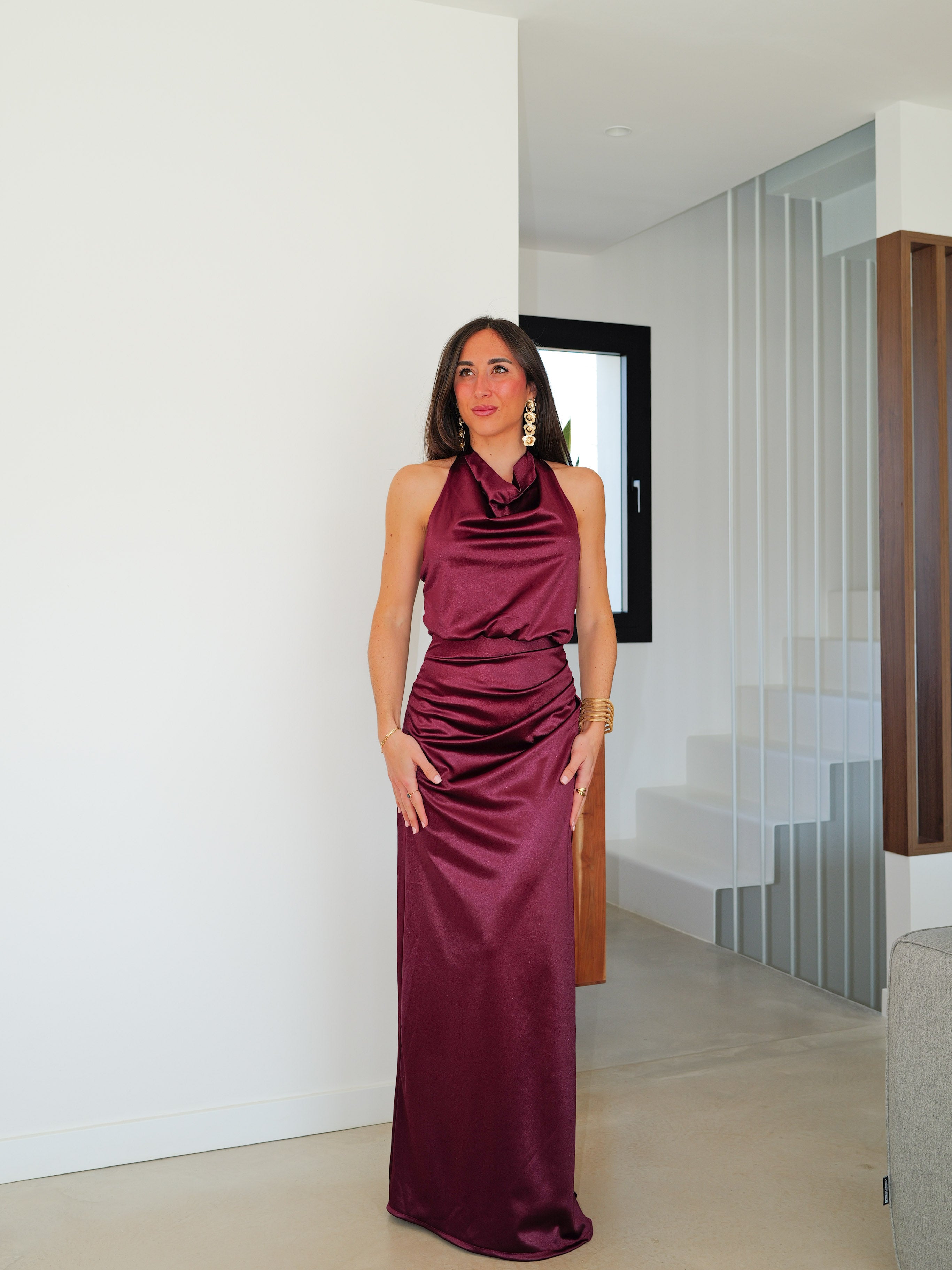 Robe longue à dos nu en satin bordeaux