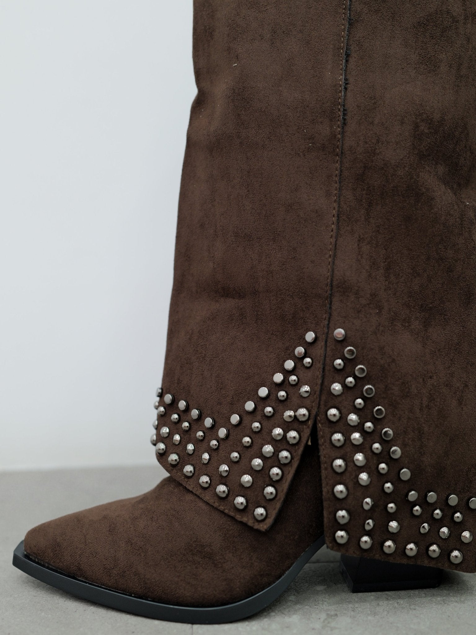 Botte à talons cloutée en daim chocolat - Sorellas The Brand Barcelona S.L