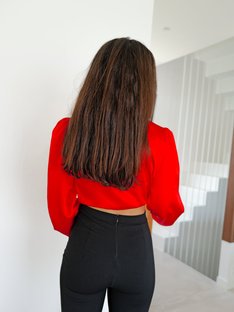 Blouse croisée en satin rouge