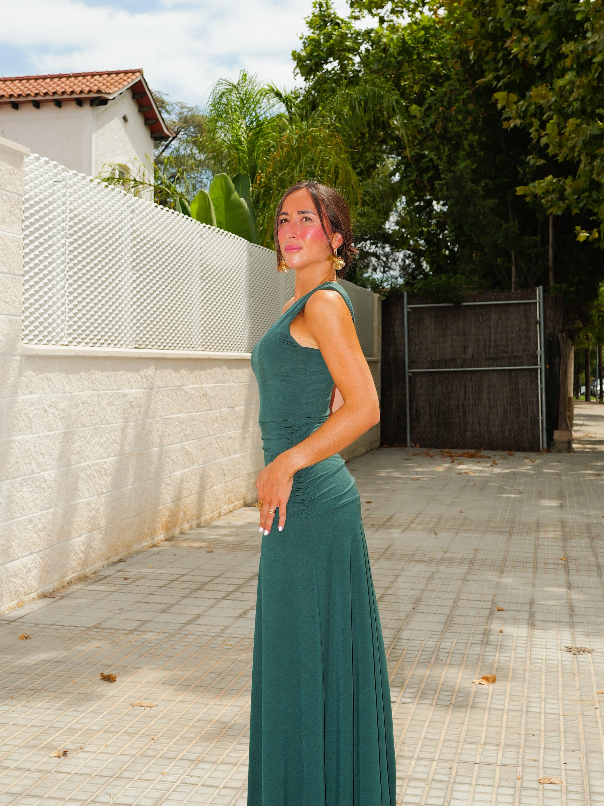 Robe à manches asymétriques avec bandeau bouteille