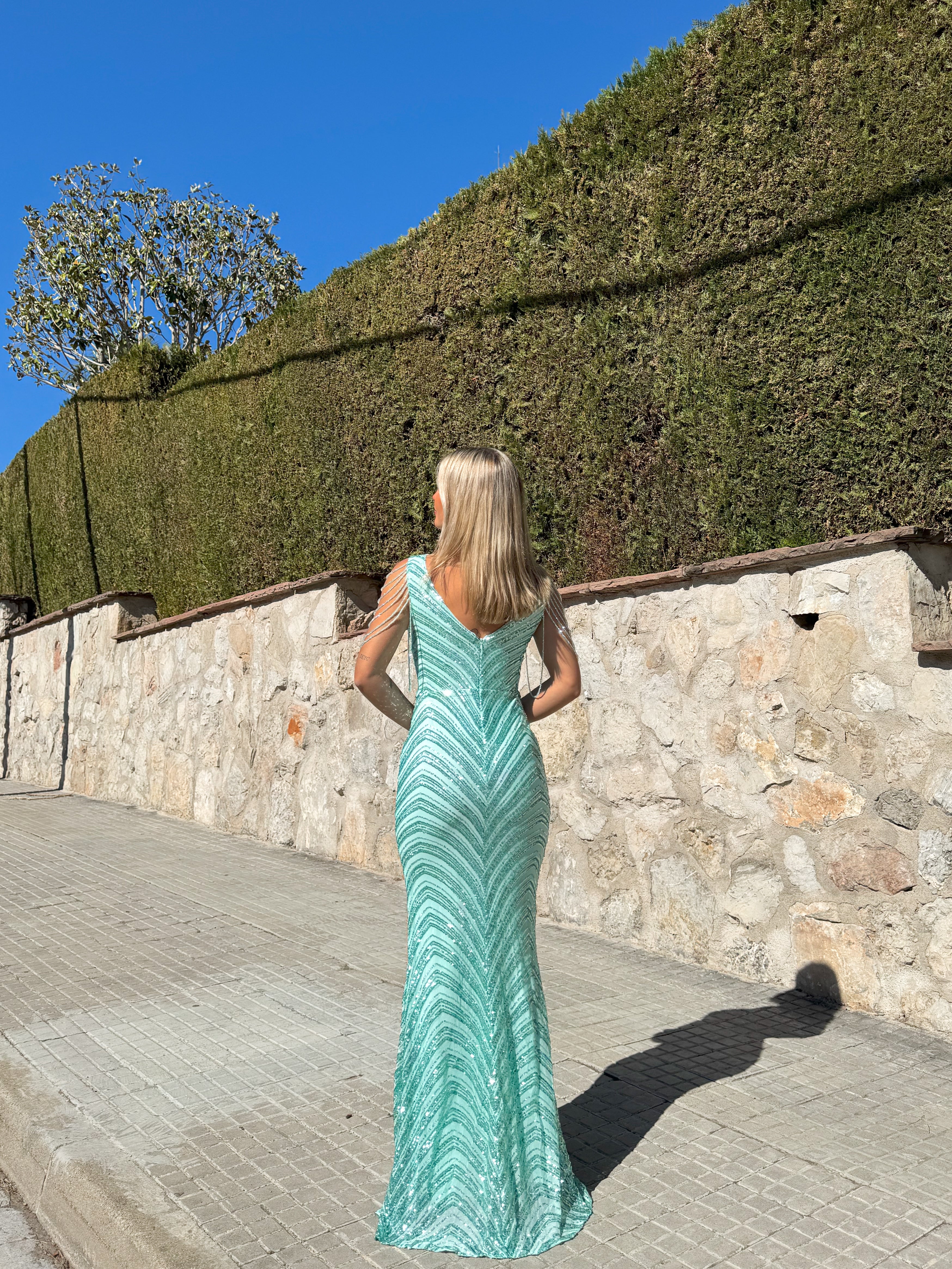 Robe sirène turquoise à encolure perlée