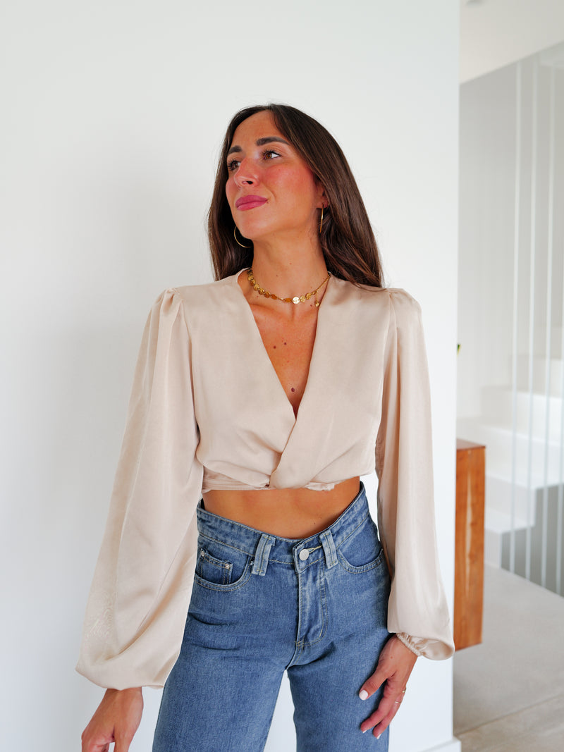 Blouse croisée en satin beige