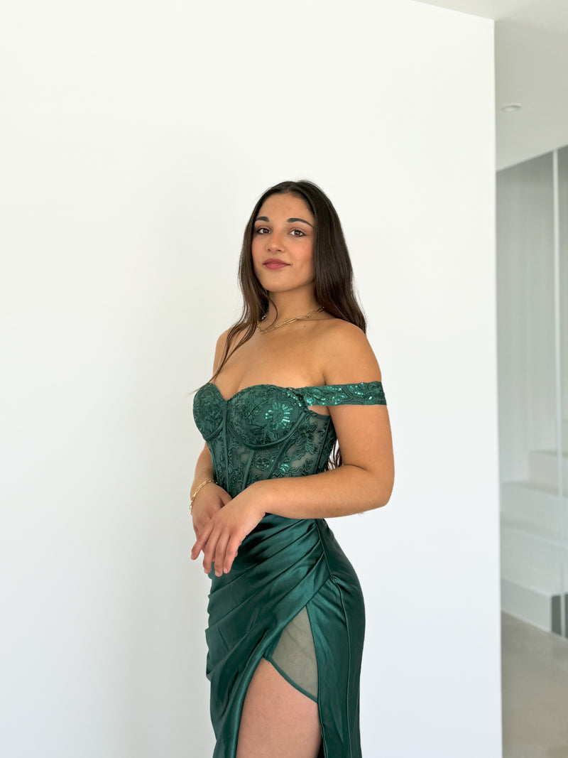 Robe en dentelle avec manches en satin bouteille