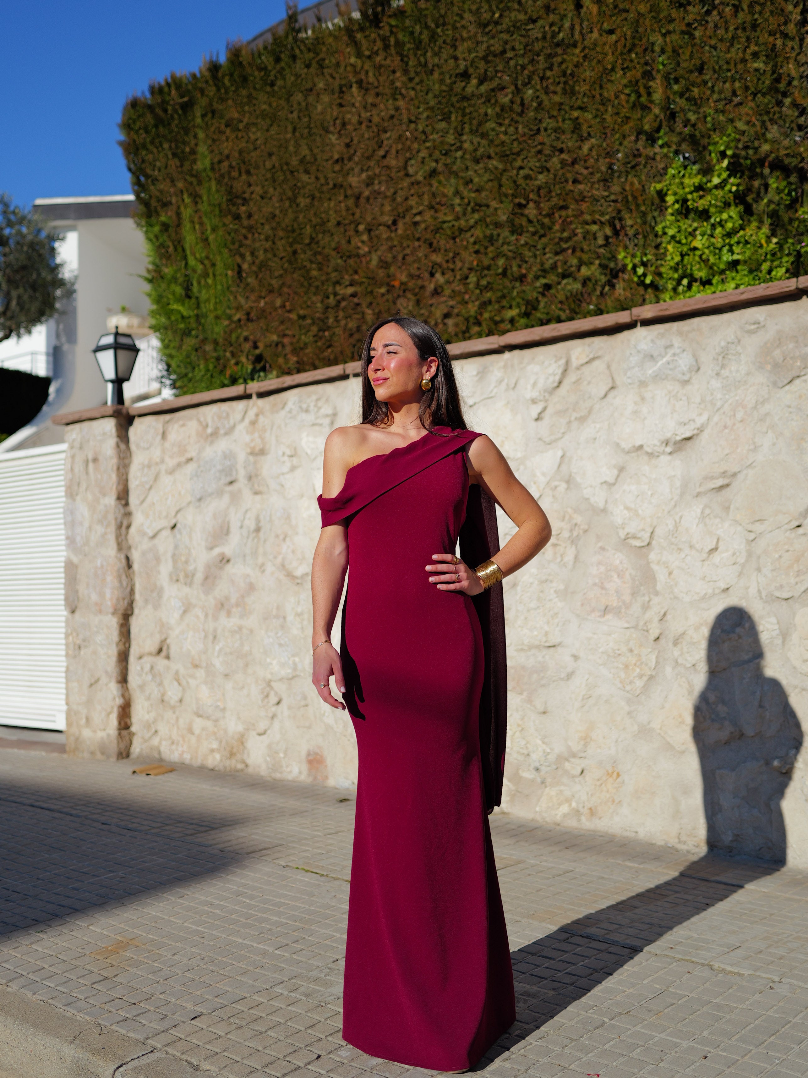 Robe longue asymétrique en mousseline de soie bordeaux