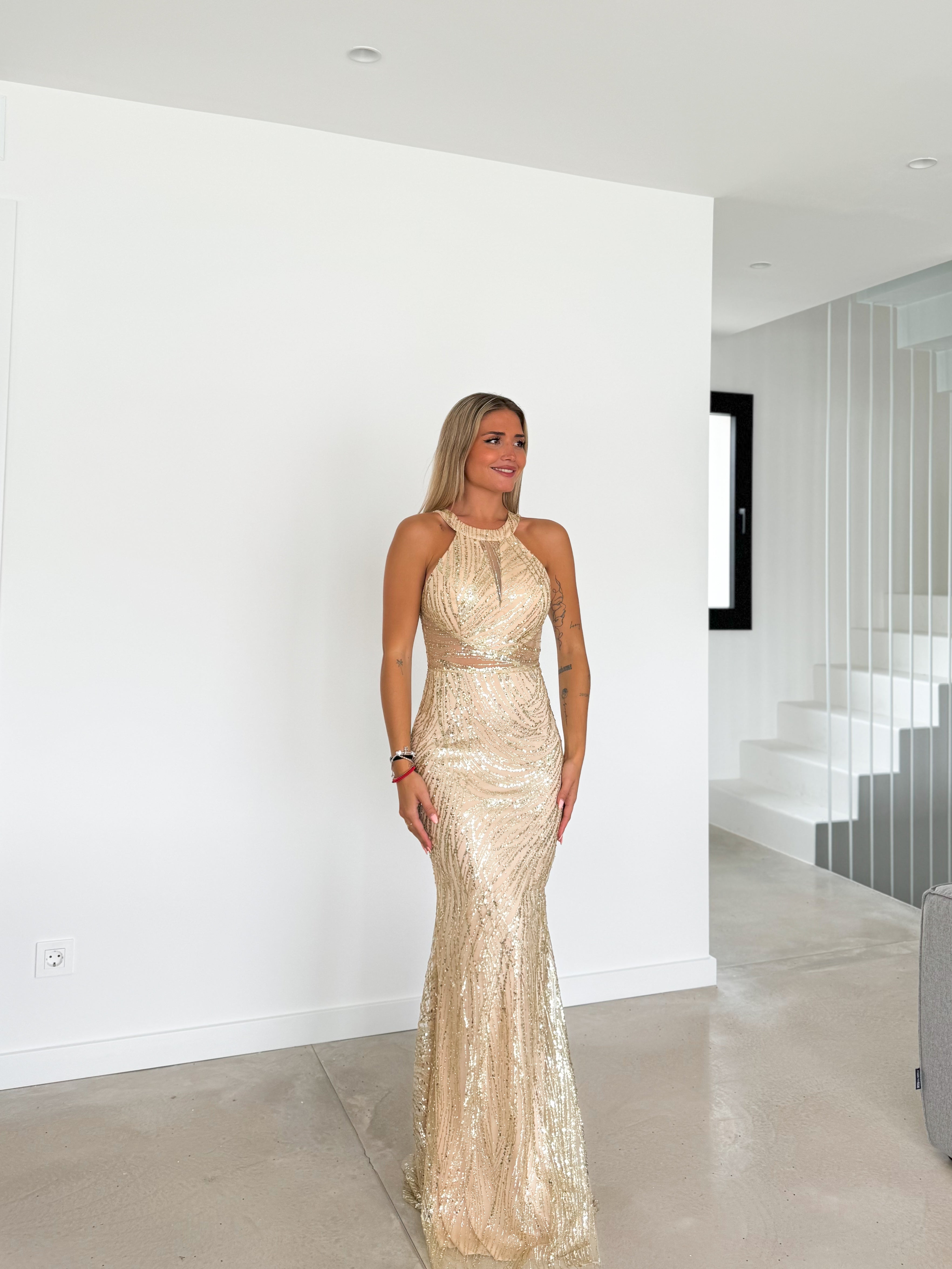 Robe dos nu dorée avec strass