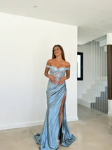 Robe à manches en dentelle de satin bleu clair